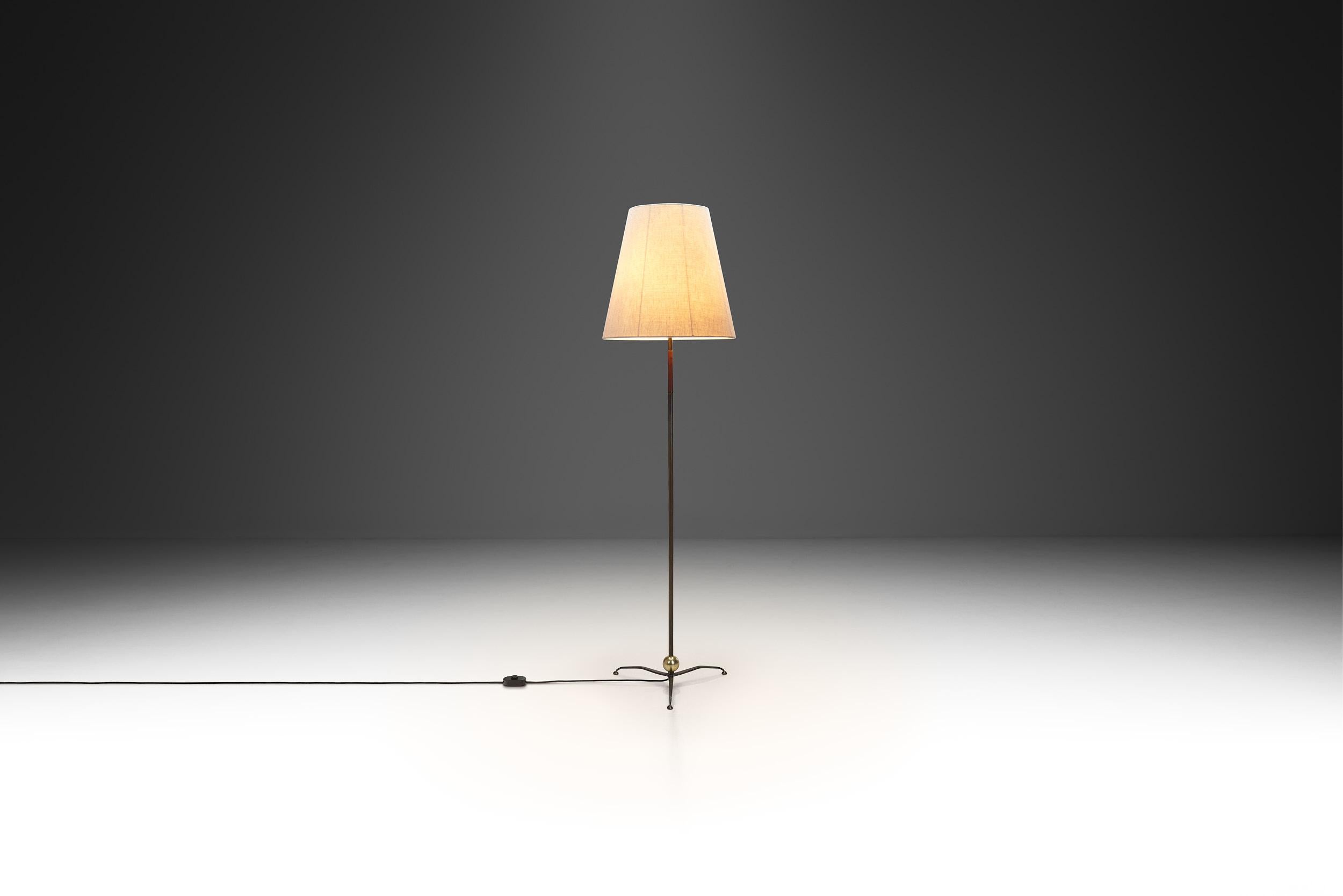 Européen Lampadaire en laiton avec base tripode, Europe, vers 1950 en vente