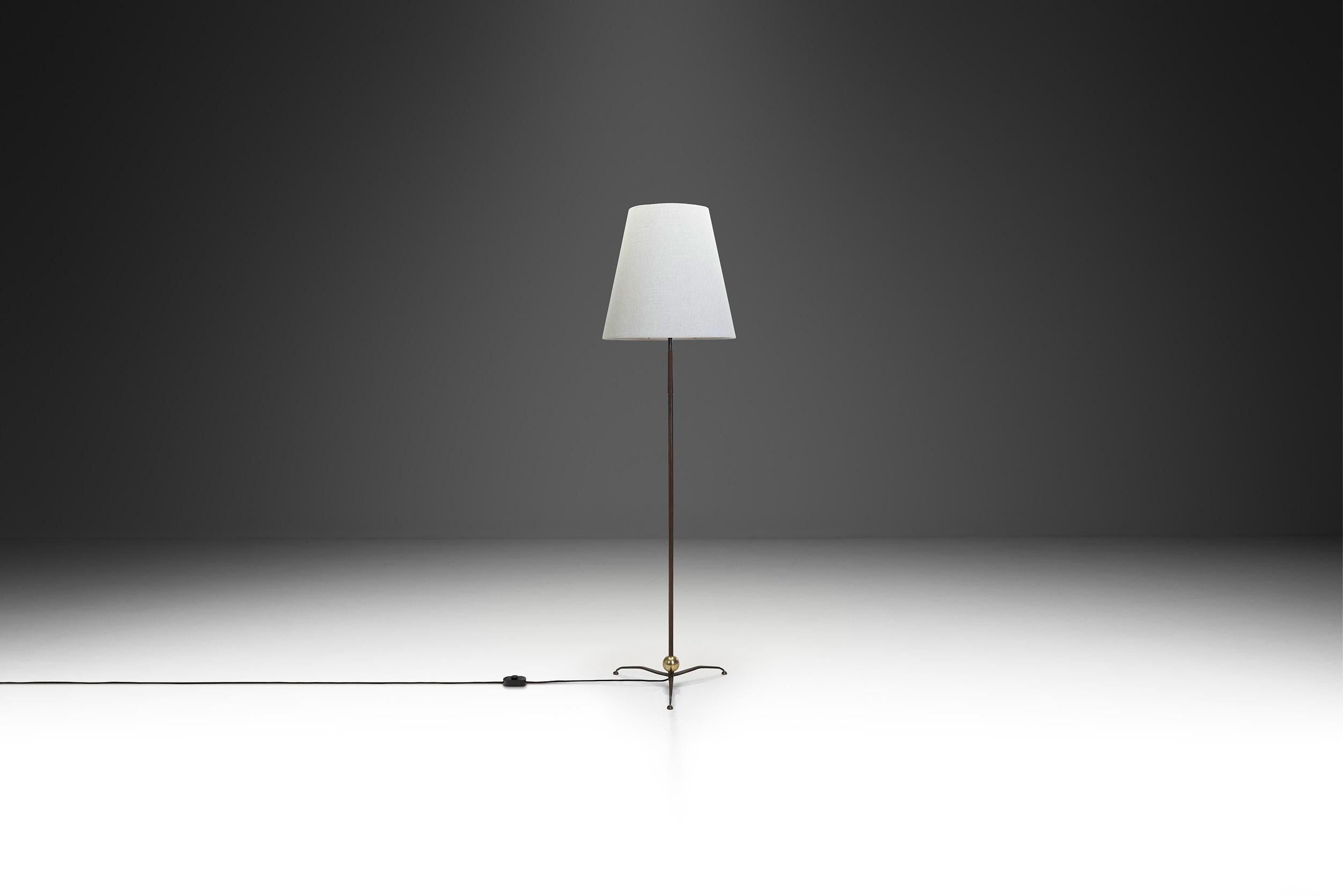 Lampadaire en laiton avec base tripode, Europe, vers 1950 Bon état - En vente à Utrecht, NL