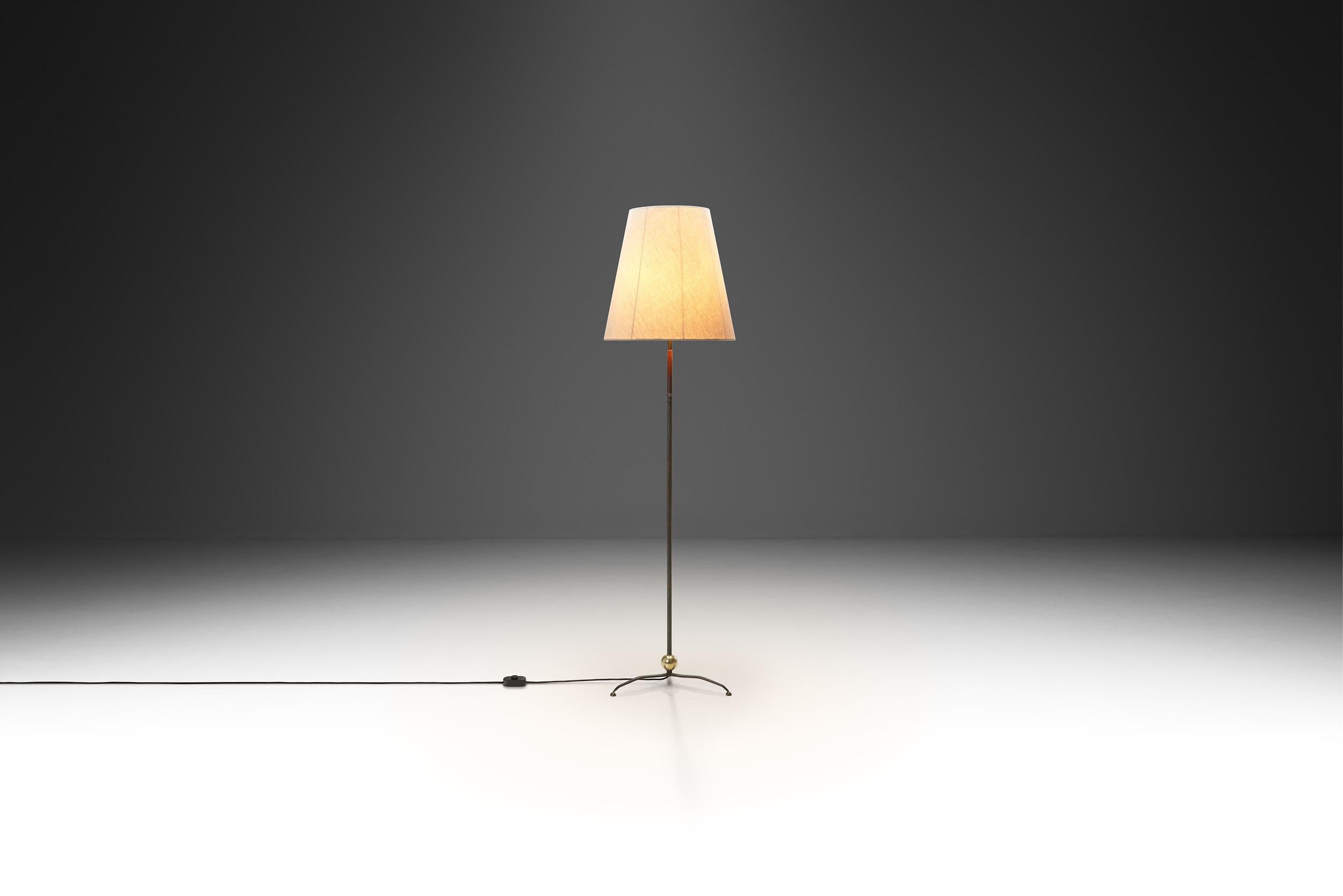 Milieu du XXe siècle Lampadaire en laiton avec base tripode, Europe, vers 1950 en vente