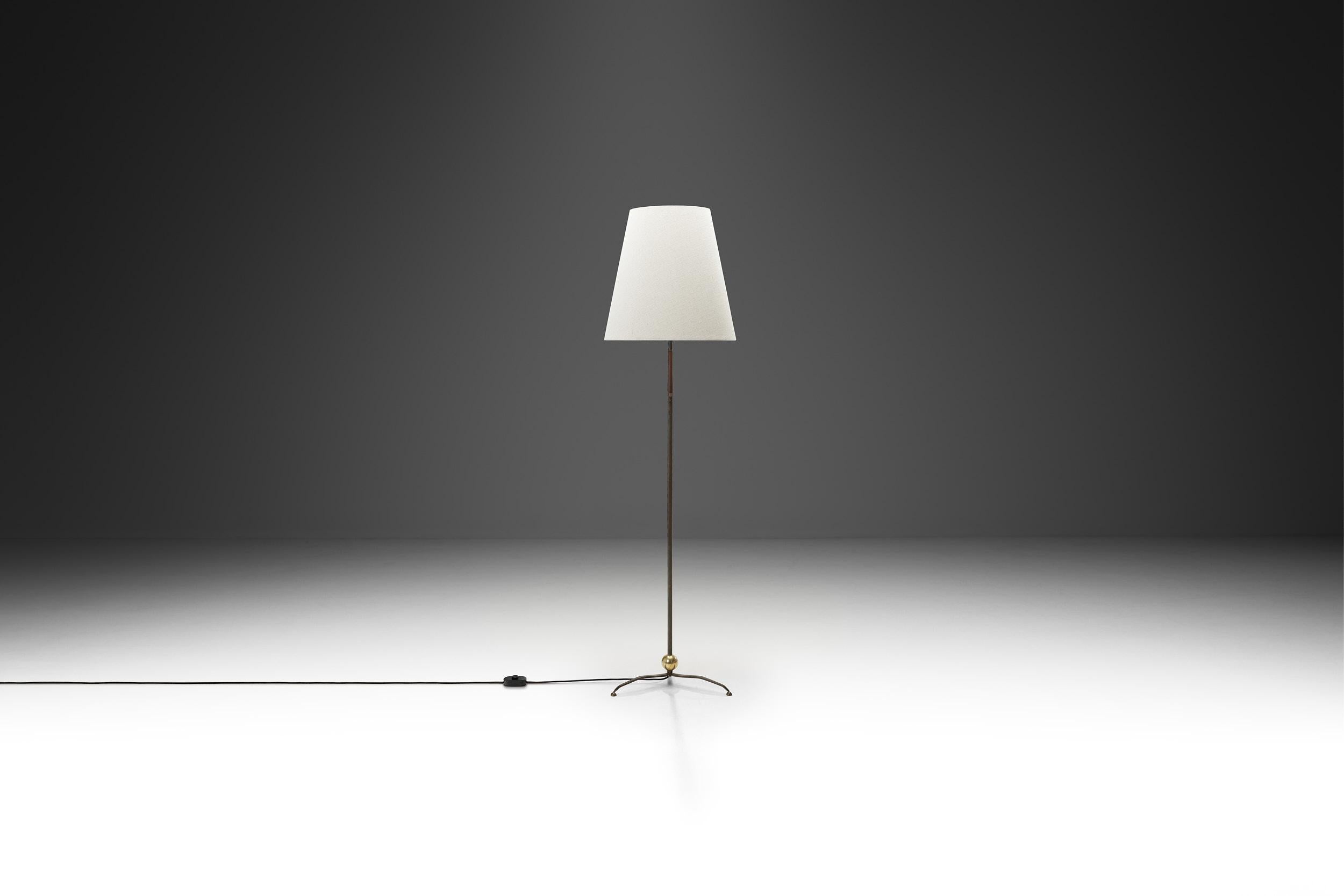 Laiton Lampadaire en laiton avec base tripode, Europe, vers 1950 en vente