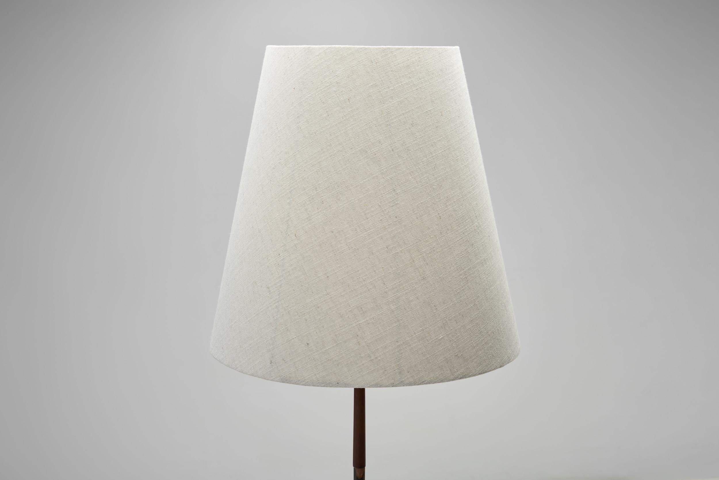 Lampadaire en laiton avec base tripode, Europe, vers 1950 en vente 1