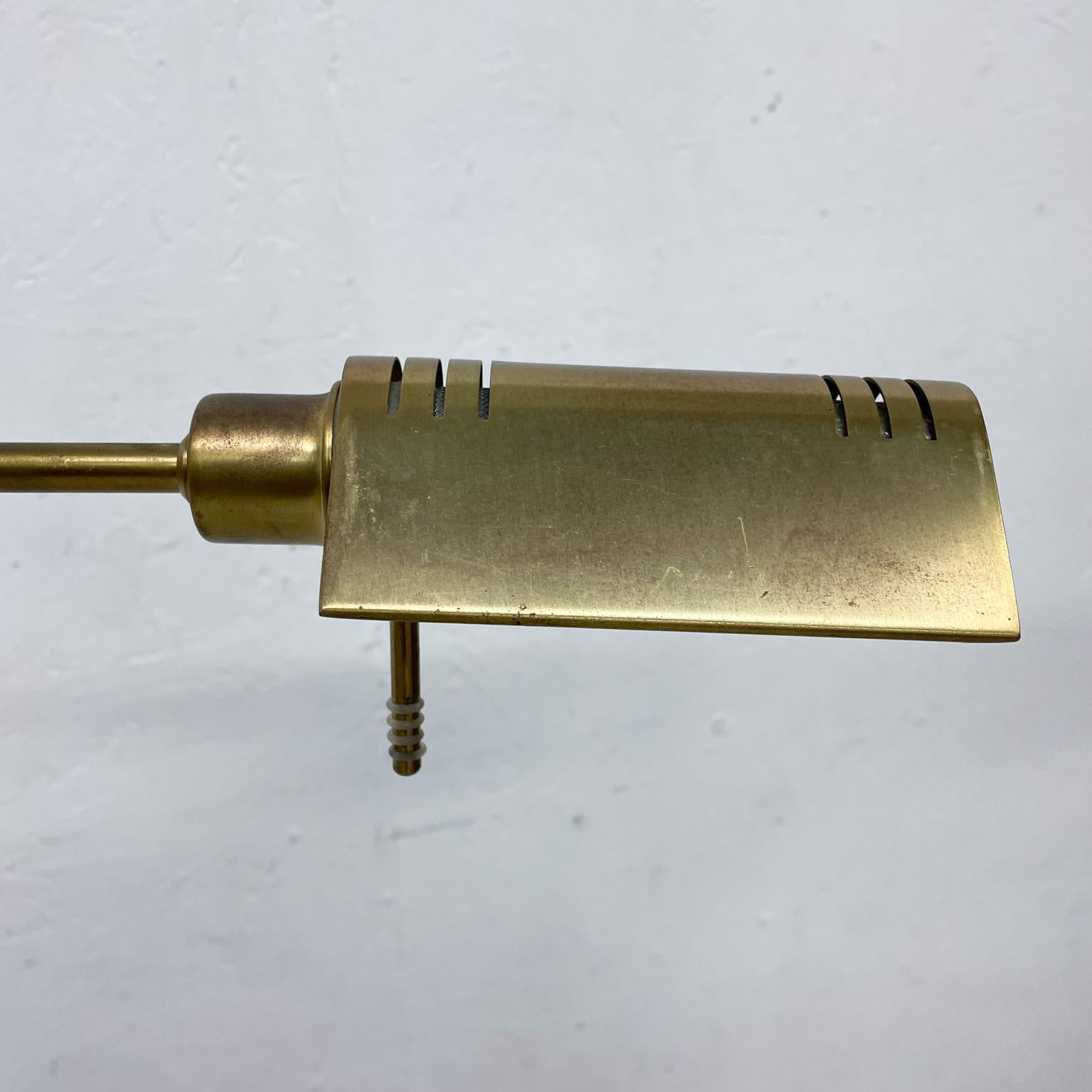 Stehlampe aus Messing mit Seitendimmer, Bauhaus Holtkoetter Leuchten, Deutschland 1964 im Zustand „Gut“ in Chula Vista, CA