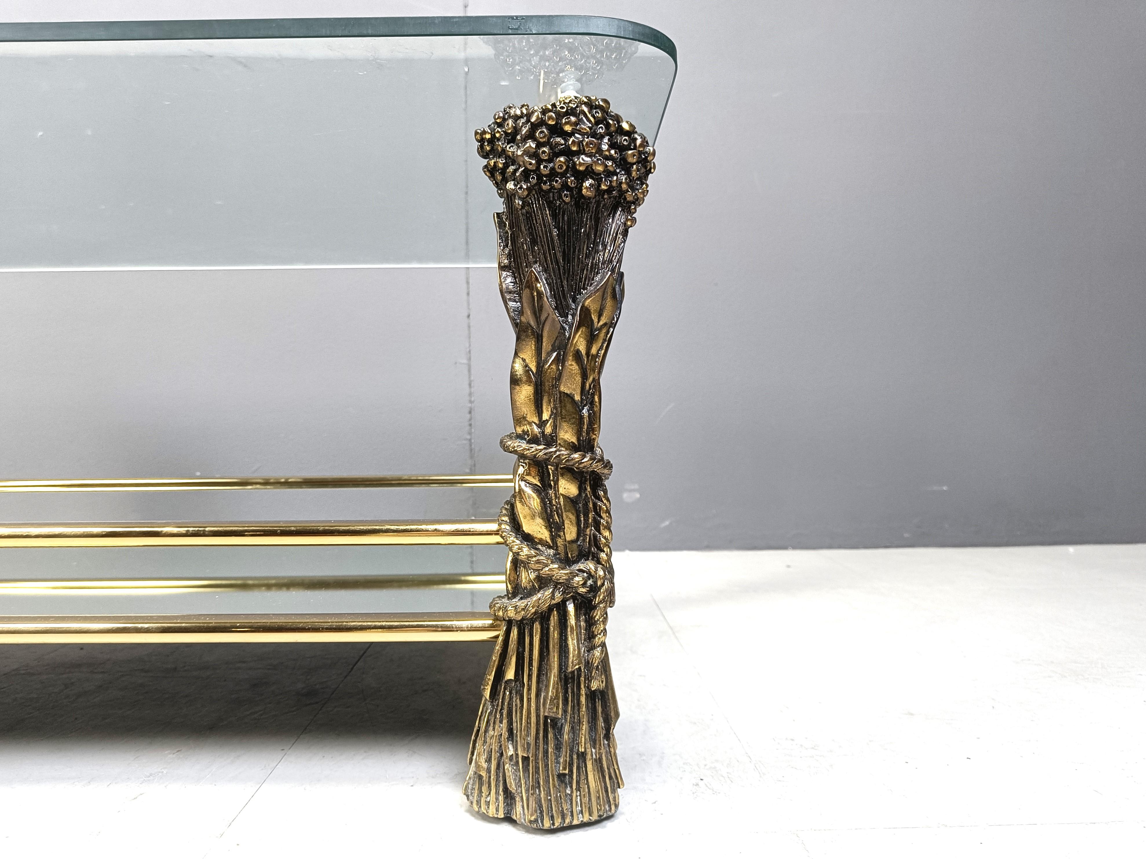 Elégante table basse à fleurs en laiton, dans le style de Willy Daros.

Cette table basse est magnifiquement détaillée.

Un véritable accroche-regard dans votre salon.

Années 1970 - Belgique

bonne condition

Le cadre peut être démonté et nous