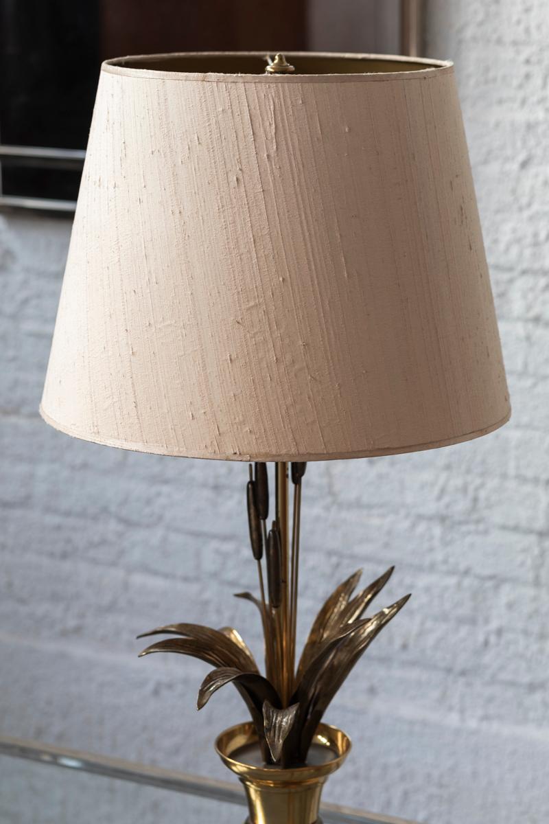 Brass flower table lamp by Maison Charles, France, 1970s In Good Condition In Antwerpen, BE
