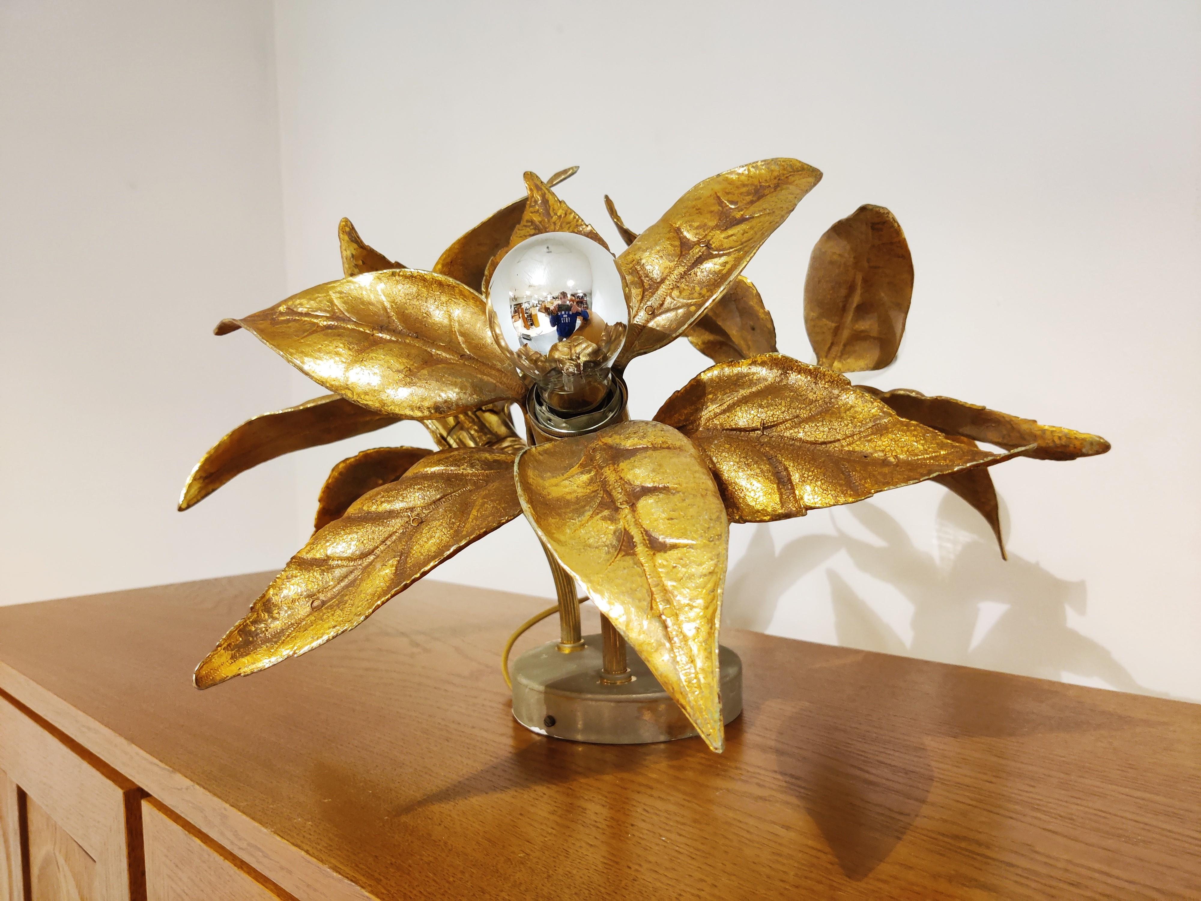Brass flower lamp by Willy Daro.

Nicely crafted lamp which can be used as table, wall or ceiling light.

Tested and ready for use.

1970's, Belgium. 

Dimensions: 
Height 32cm/12.59