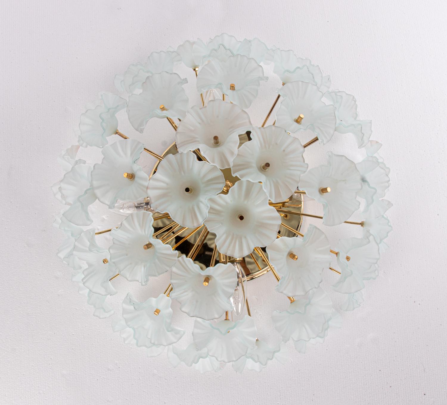 1 (de 2) Lámpara de pie Hibiscus Flores de cristal turquesa y latón dorado Italiano en venta