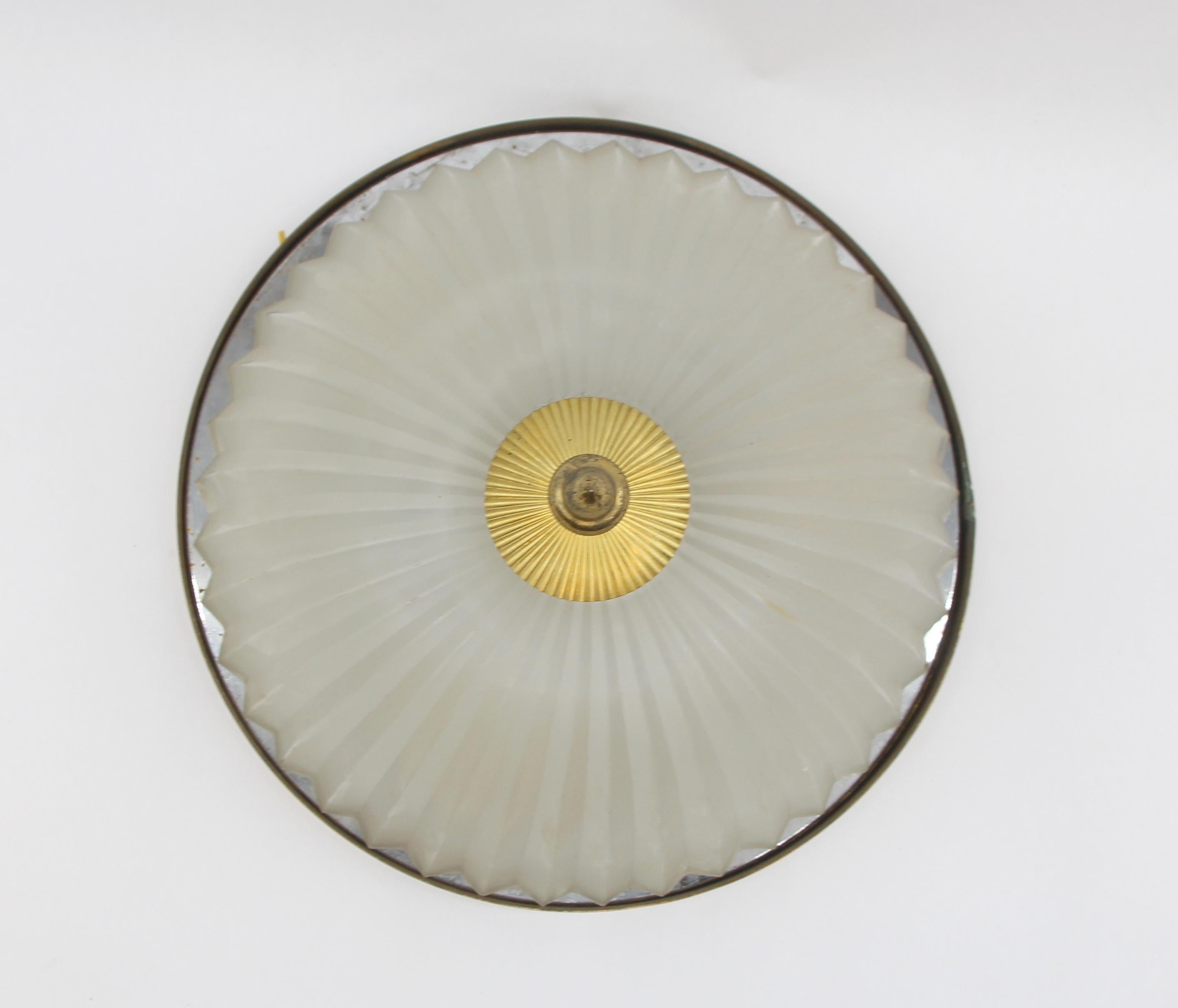 Lampe affleurante en laiton Abat-jour en verre prismatique dépoli Dome Bon état - En vente à New York, NY