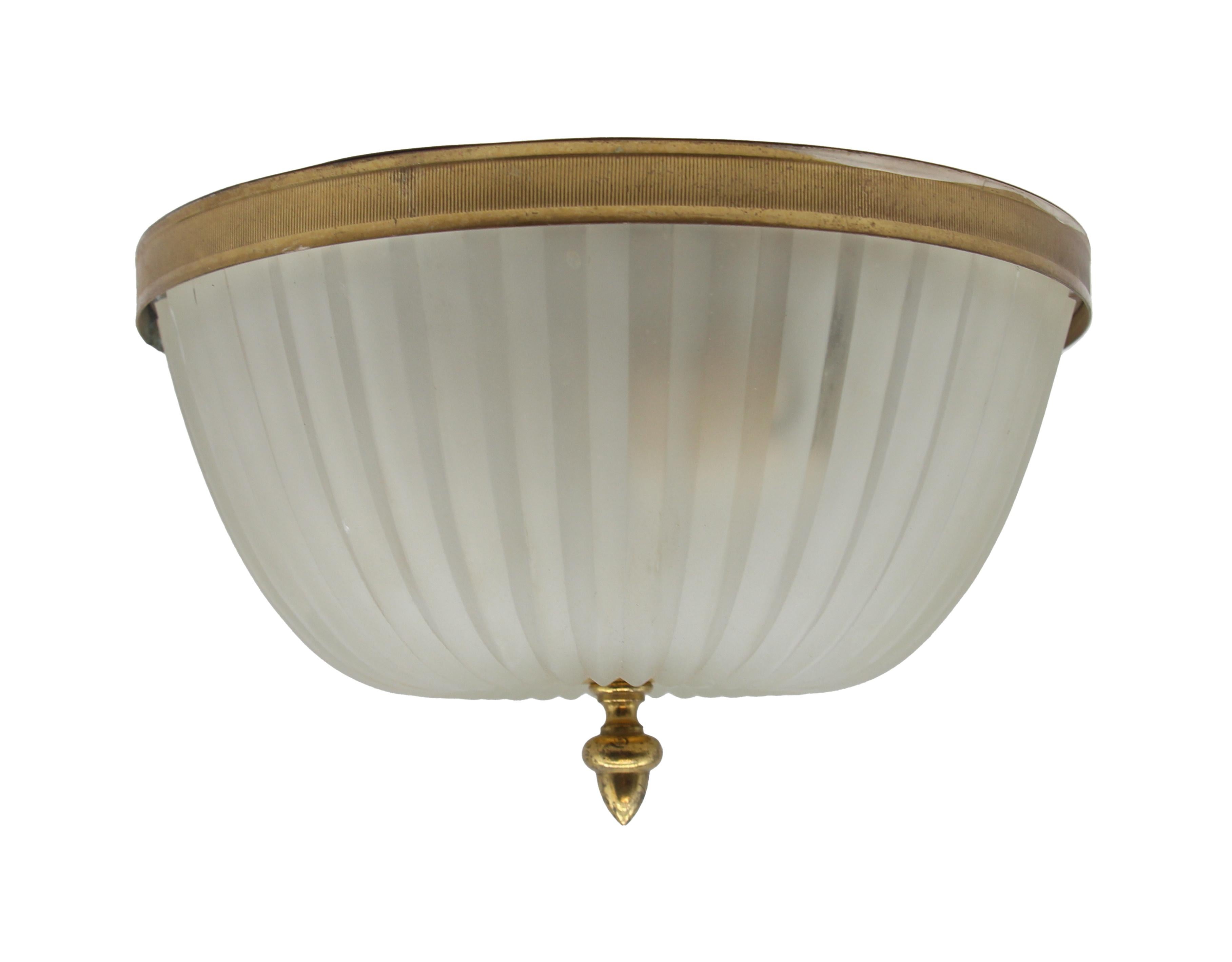 Milieu du XXe siècle Lampe affleurante en laiton Abat-jour en verre prismatique dépoli Dome en vente