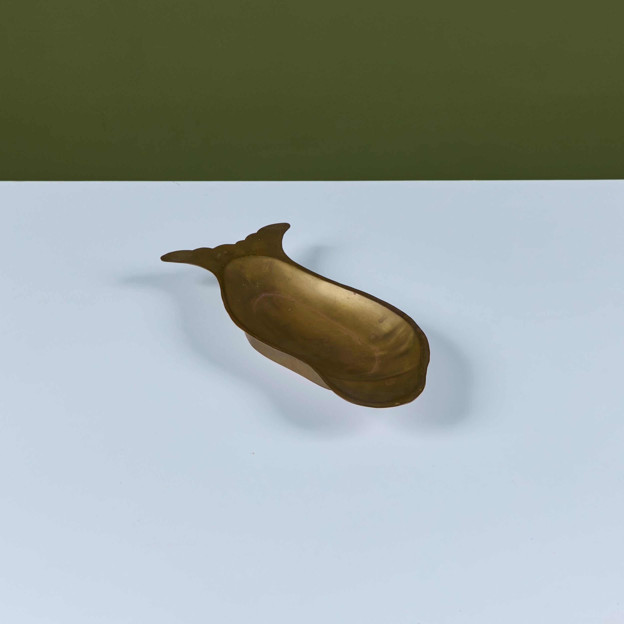 Brass Footed Fish Dish In Good Condition For Sale In Los Angeles, CA