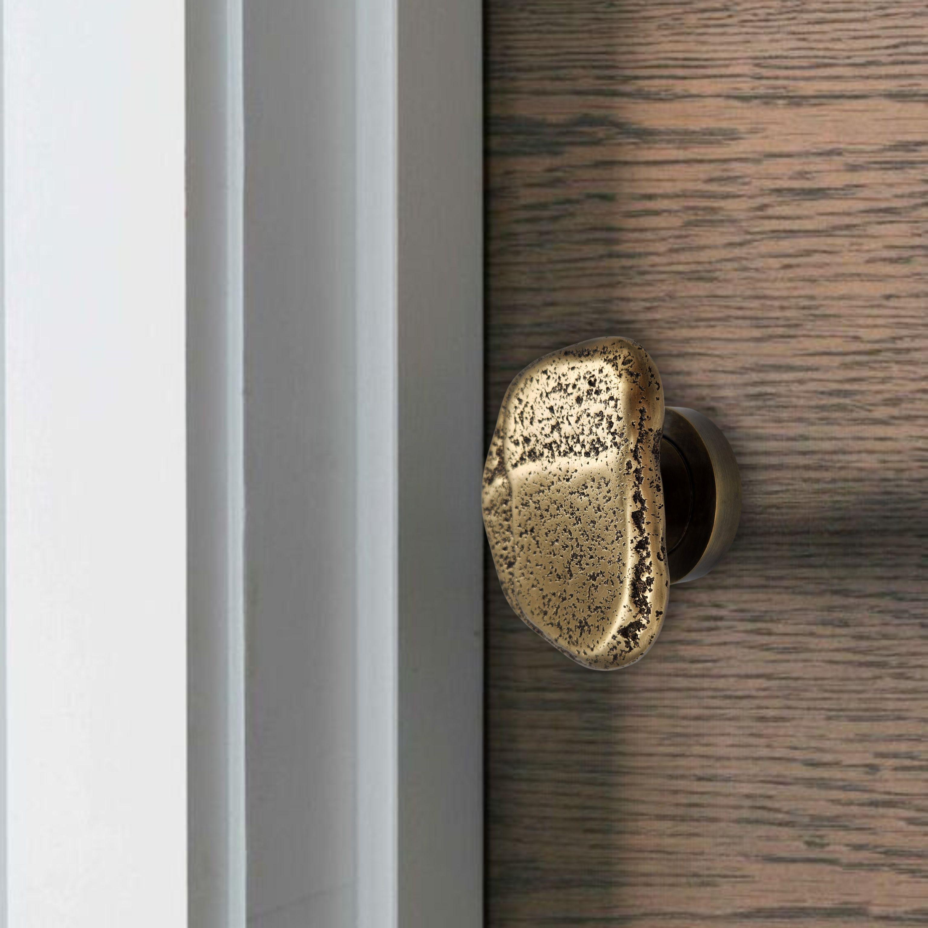 This brass door handle is part of the Earth Prints collection, a range inspired by the richness and diversity of natural patterns. Crafted from cast brass, it stands out for its durability and longevity while reflecting exceptional artisanal