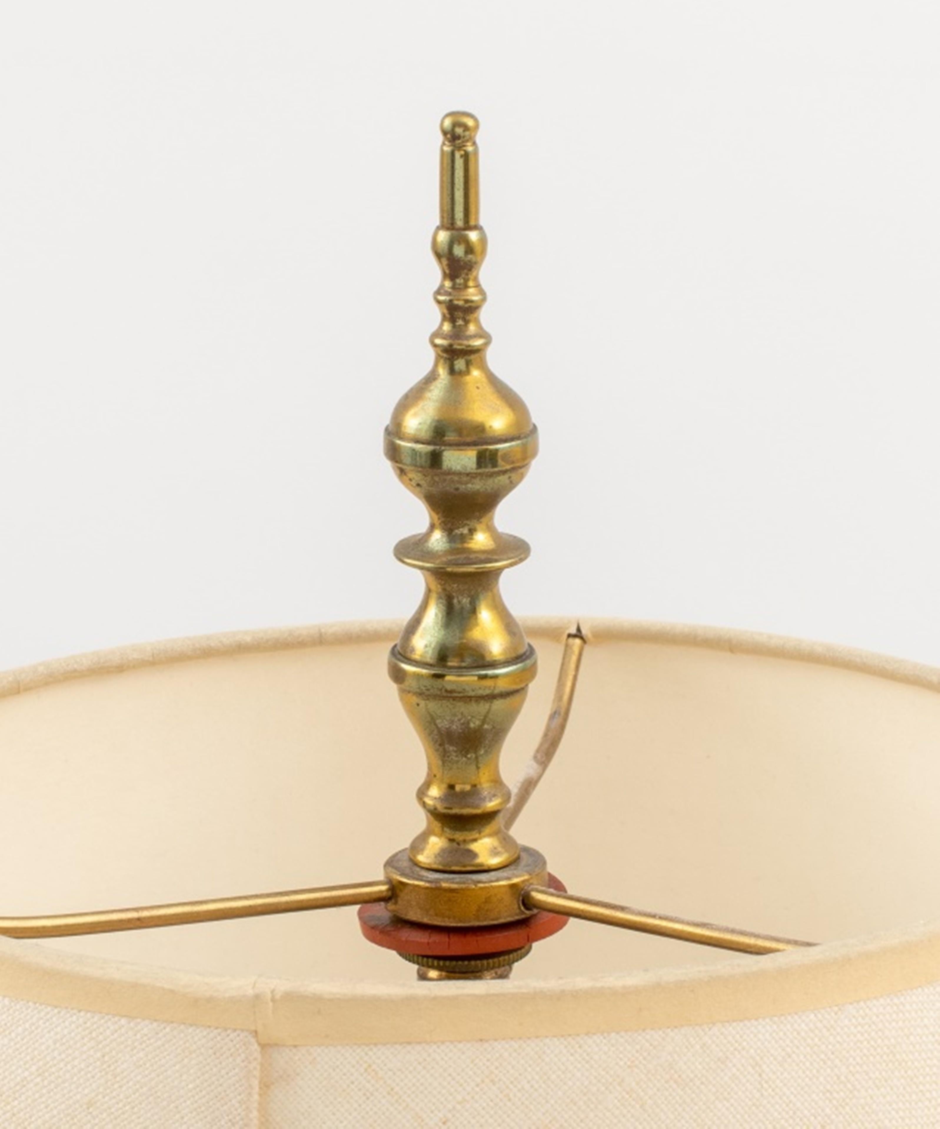 Louis XV Paire de lampes à bougie à quatre bras en laiton en vente