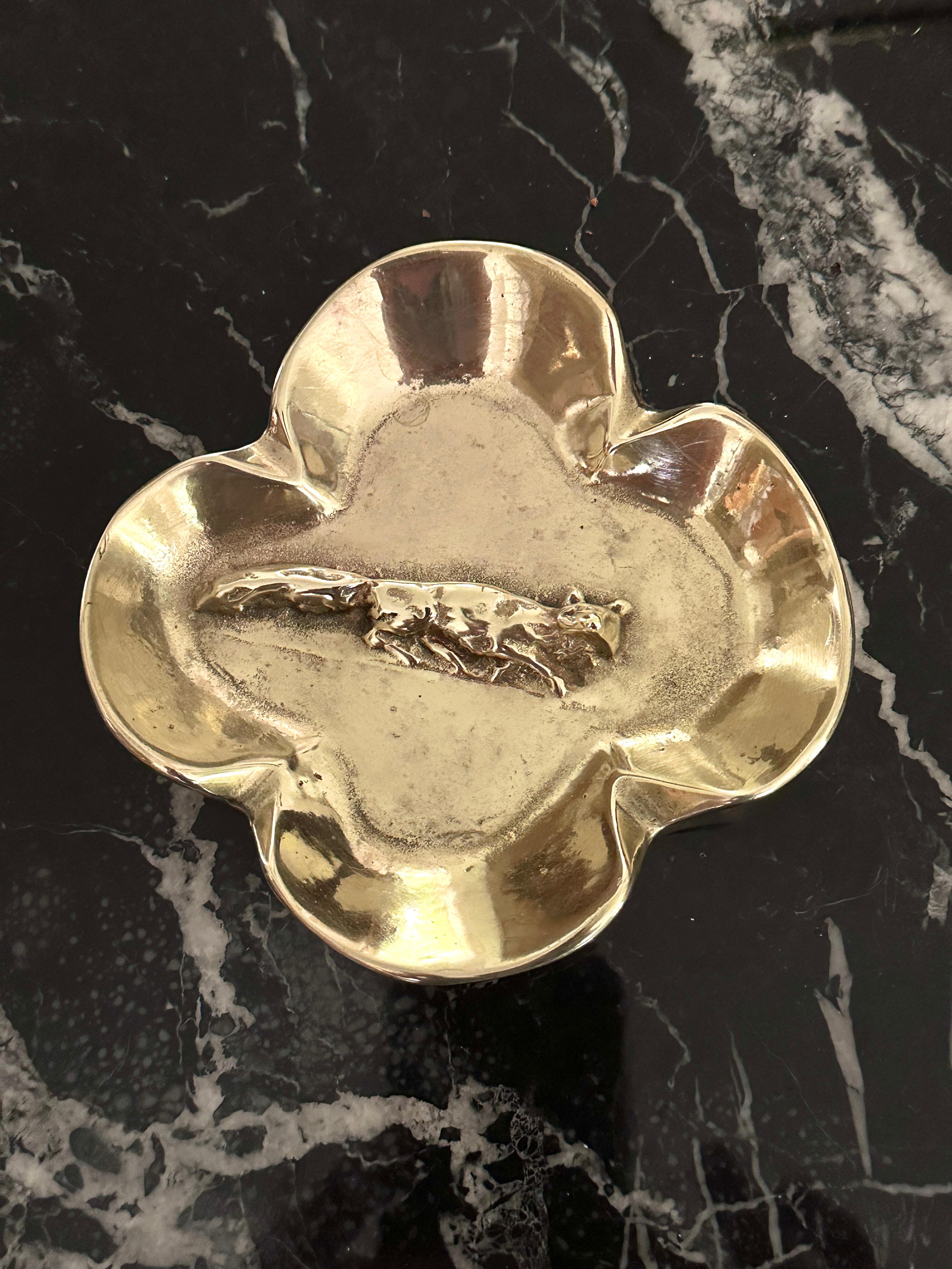 DESCRIPTION

A vintage heavy solid brass four leaf clover with a raised fox in the middle of the bowl, made in Waynesboro, Virginia by Virginia MetalCrafters. The bowl was probably designed by Oskar Hansen, it is hand crafted, hand finished and of