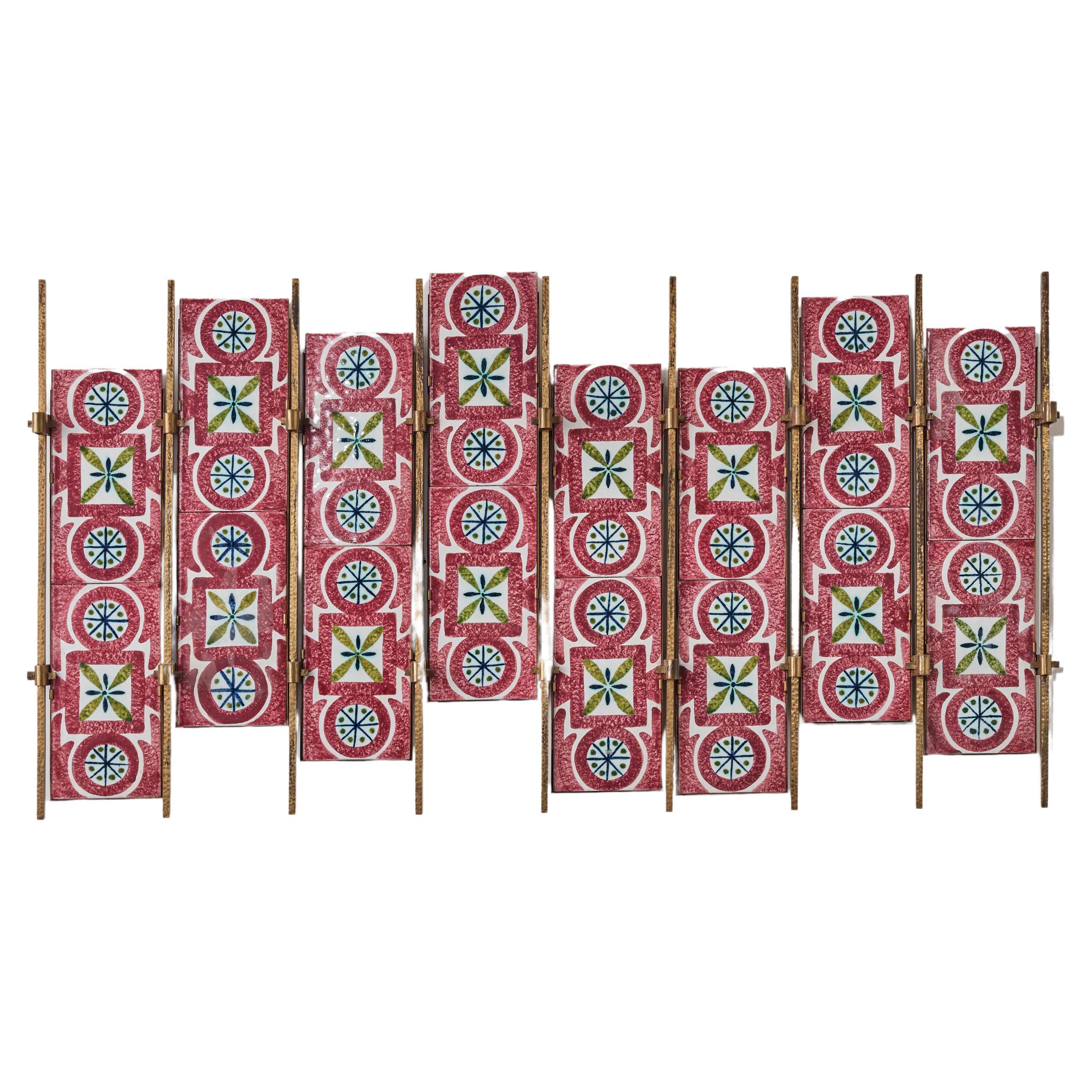 Porte-manteaux à cadre en laiton avec 16 carreaux peints à la main de Gabbianelli - Italie - années 1950 en vente