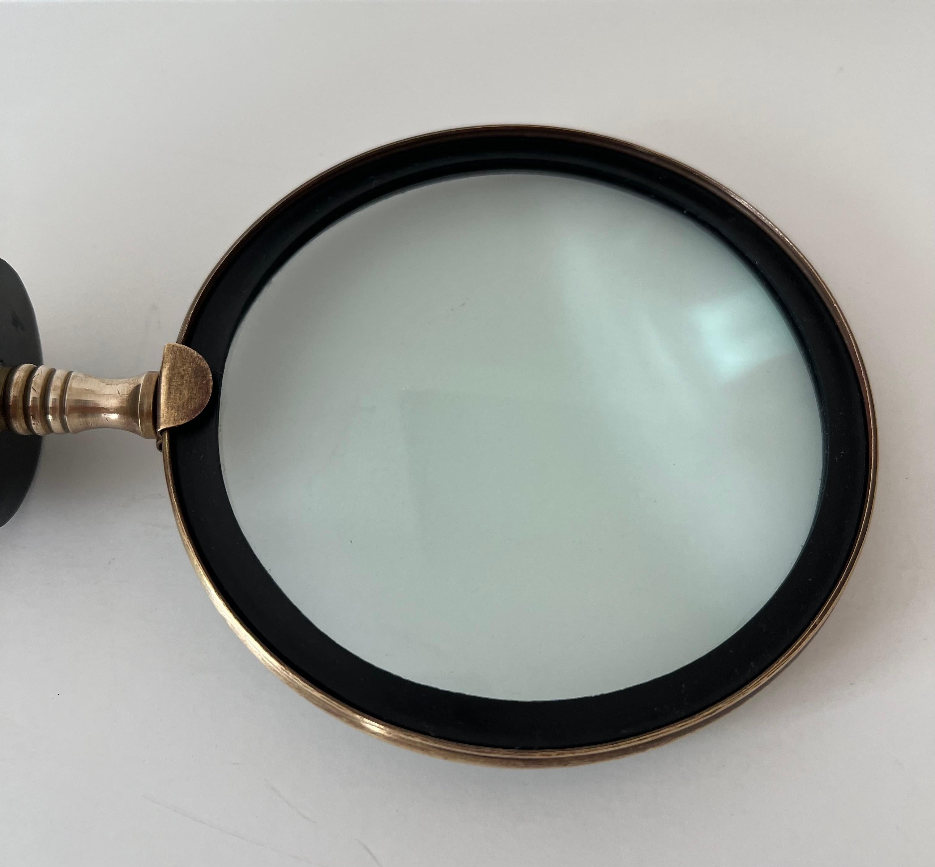 Brass Frame Desk Magnifying Glass with Horn Handle In Good Condition For Sale In Los Angeles, CA