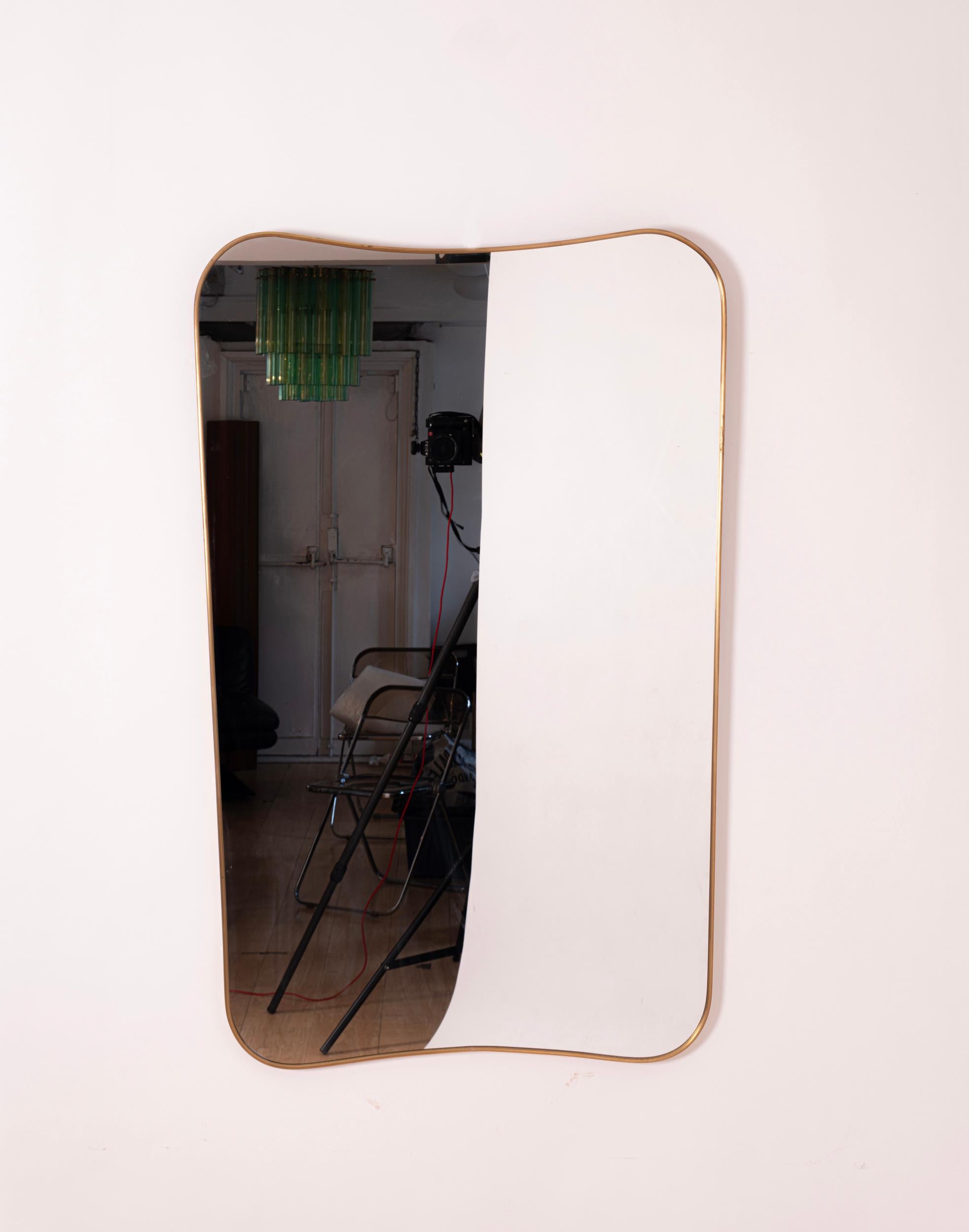 Miroir en laiton de forme Gio Ponti

Miroir contemporain dans le style des années 1950

Laiton naturel, qui acquiert une belle patine ou peut être poli pour redevenir un laiton neuf et brillant.