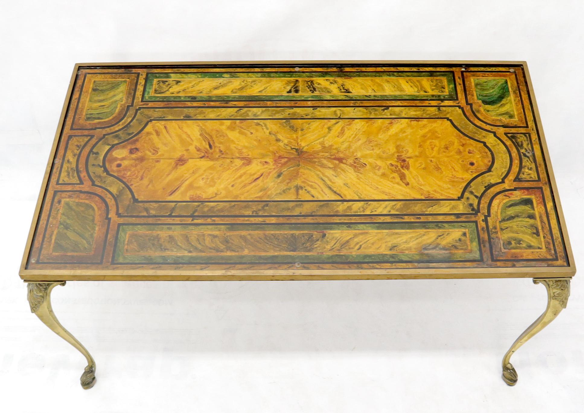 Laiton Table basse rectangulaire à structure et pieds en laiton et plateau en marbre peint en vente