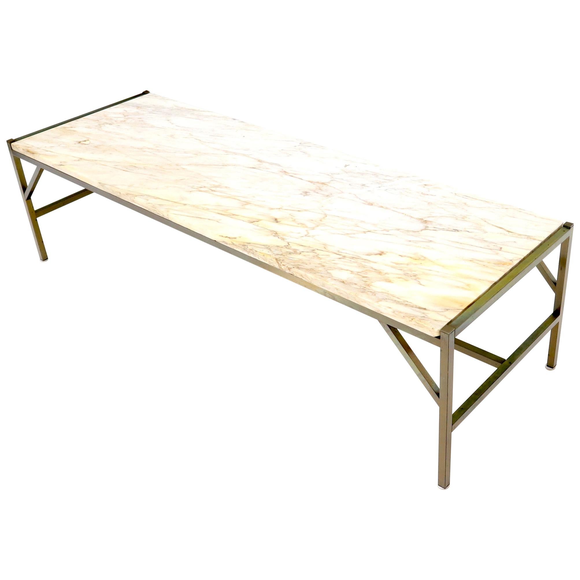 Table basse rectangulaire avec cadre en laiton et plateau en marbre, attribuée à McCobb
