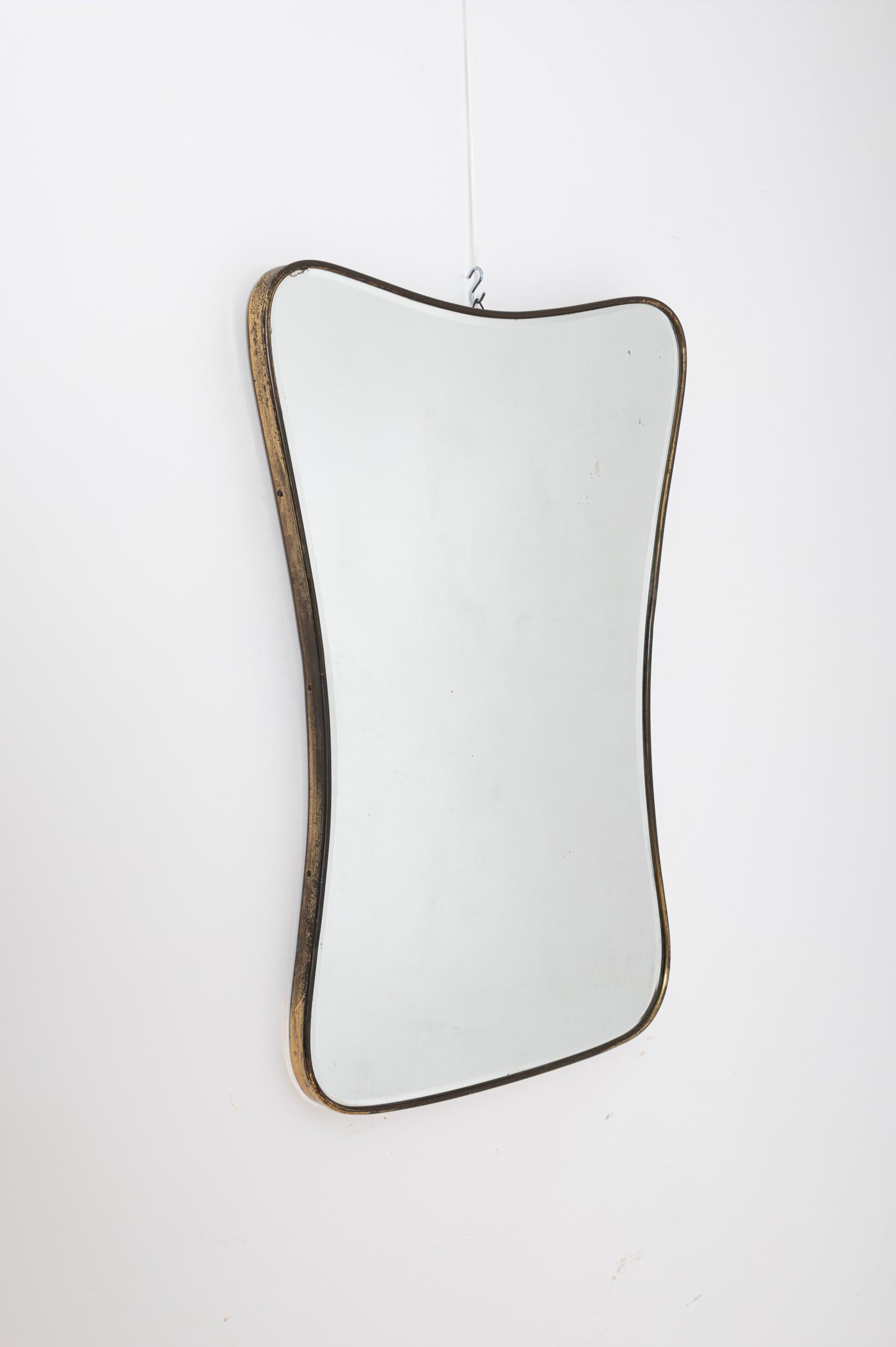 Originale  specchio con cornice in ottone proveniente dall'Italia degli anni '50. 

Questo specchio ha una smussatura e l'ottone ha una bella patina