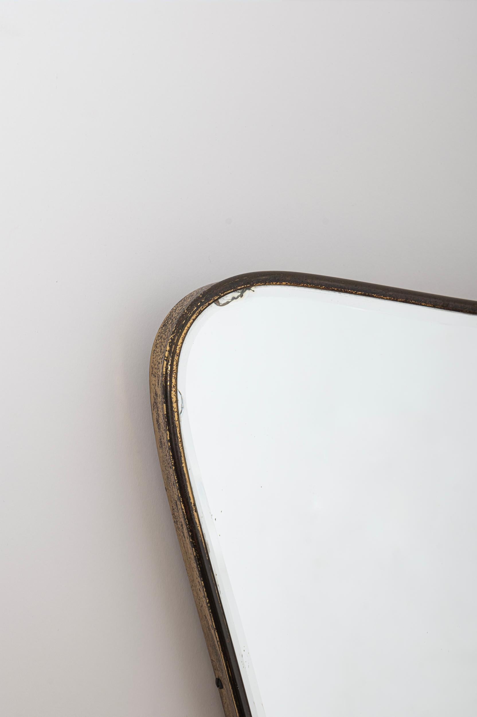 Mid-Century moderno Specchio italiano di metà secolo con cornice in ottone e piastra a specchio smussata c1950 in vendita