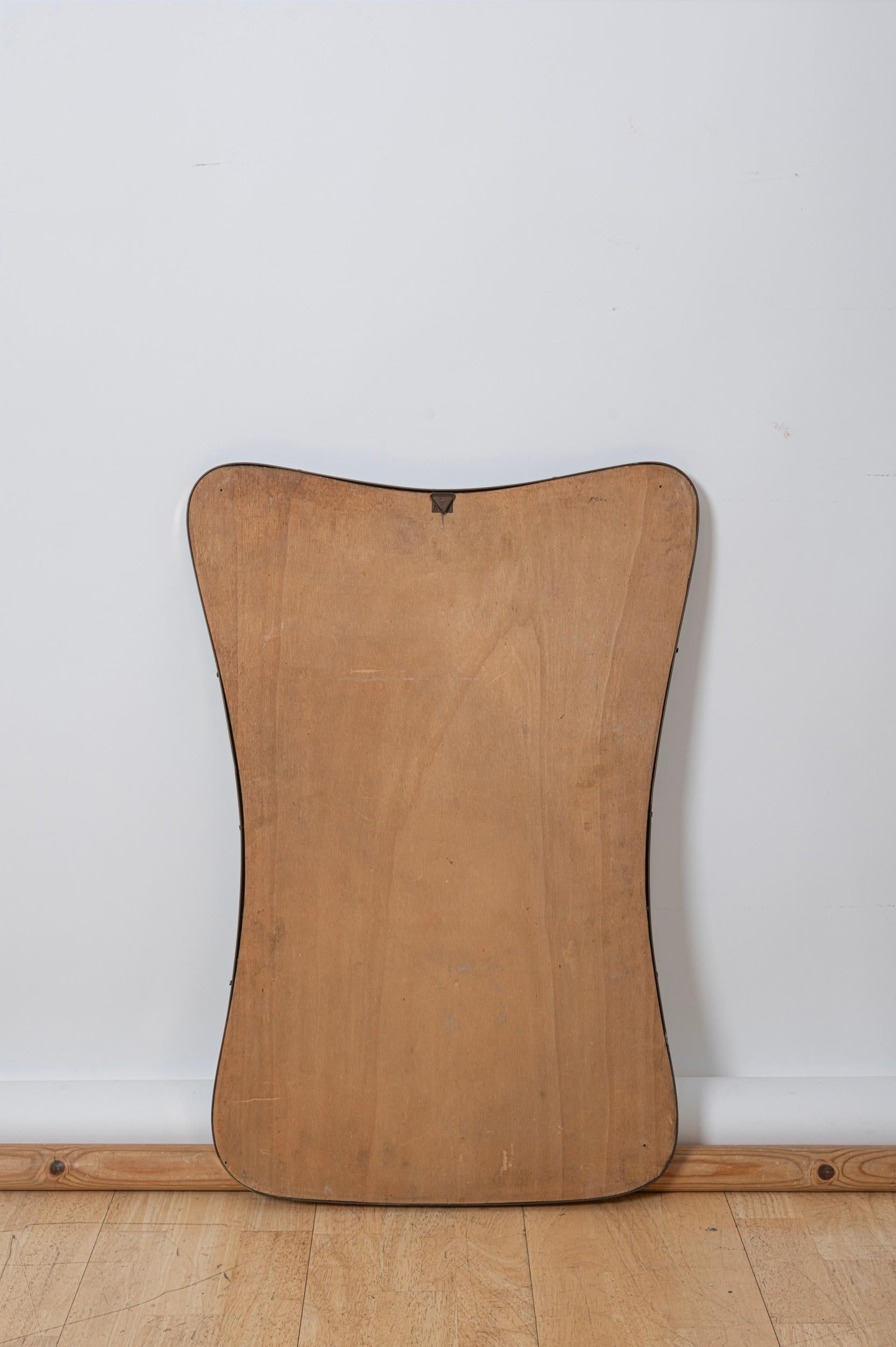 Ottone Specchio italiano di metà secolo con cornice in ottone e piastra a specchio smussata c1950 in vendita