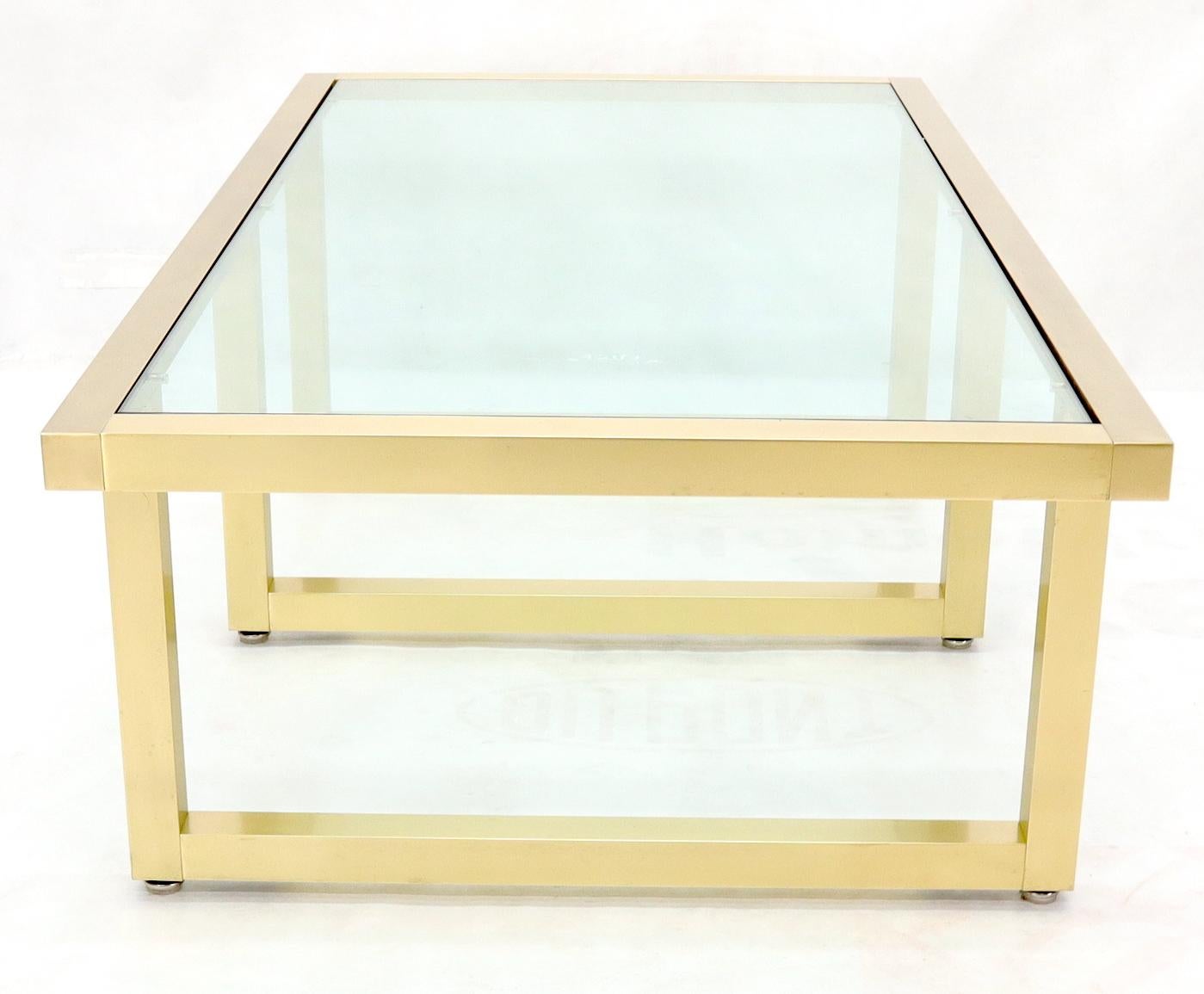 Table basse rectangulaire en forme de cadre en laiton avec base en verre et plateau en vente 3