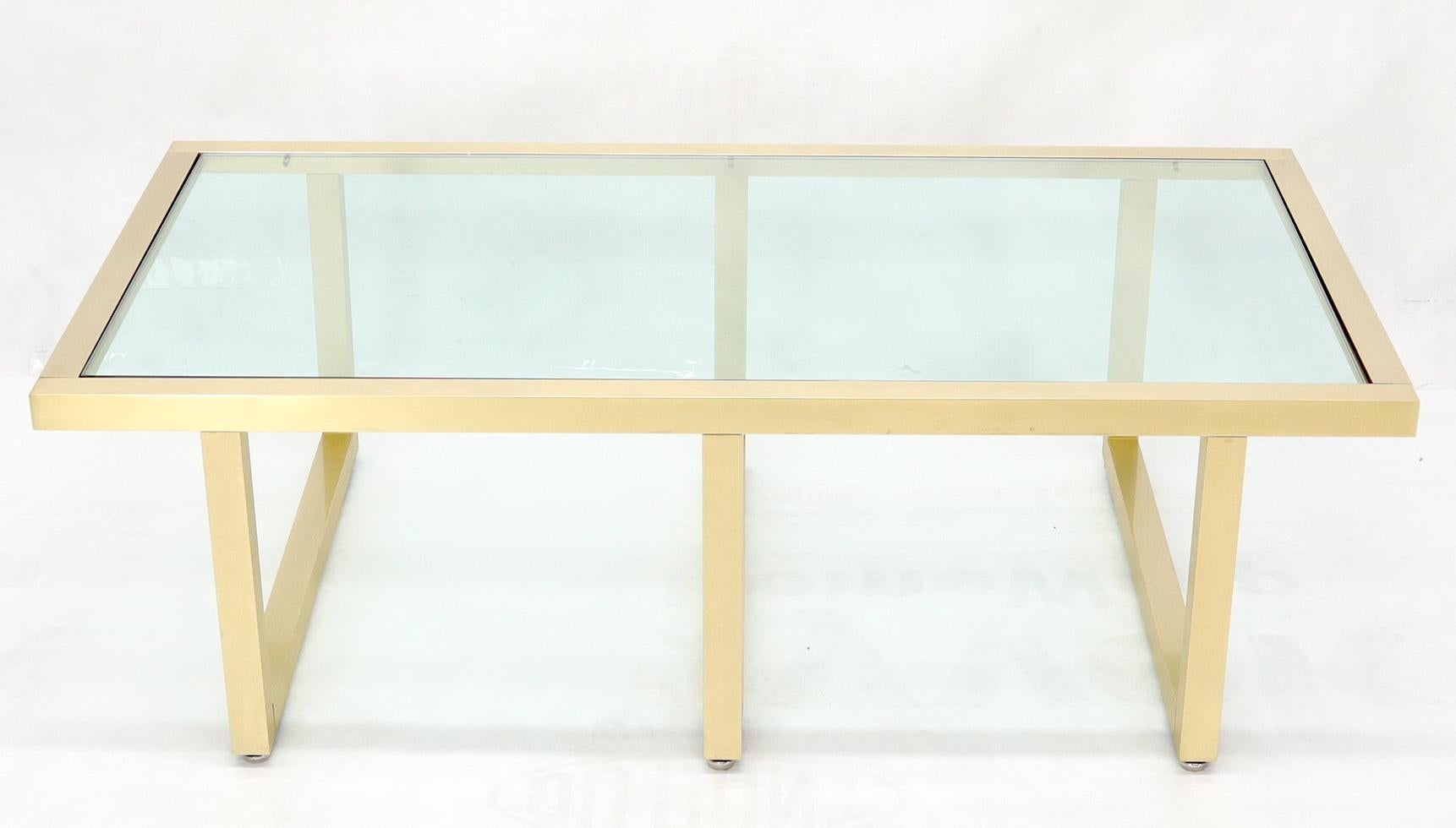 Américain Table basse rectangulaire en forme de cadre en laiton avec base en verre et plateau en vente