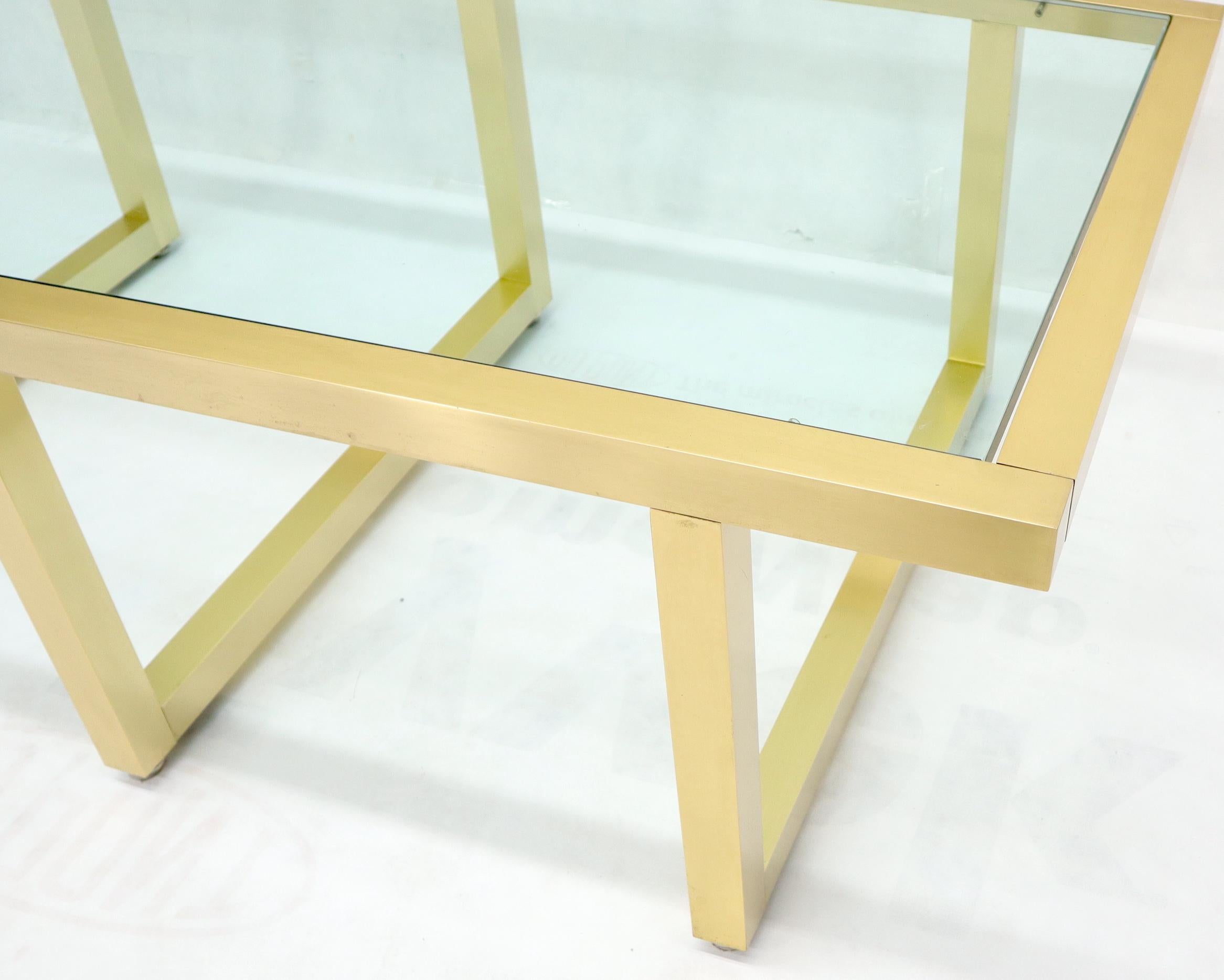 Laiton Table basse rectangulaire en forme de cadre en laiton avec base en verre et plateau en vente