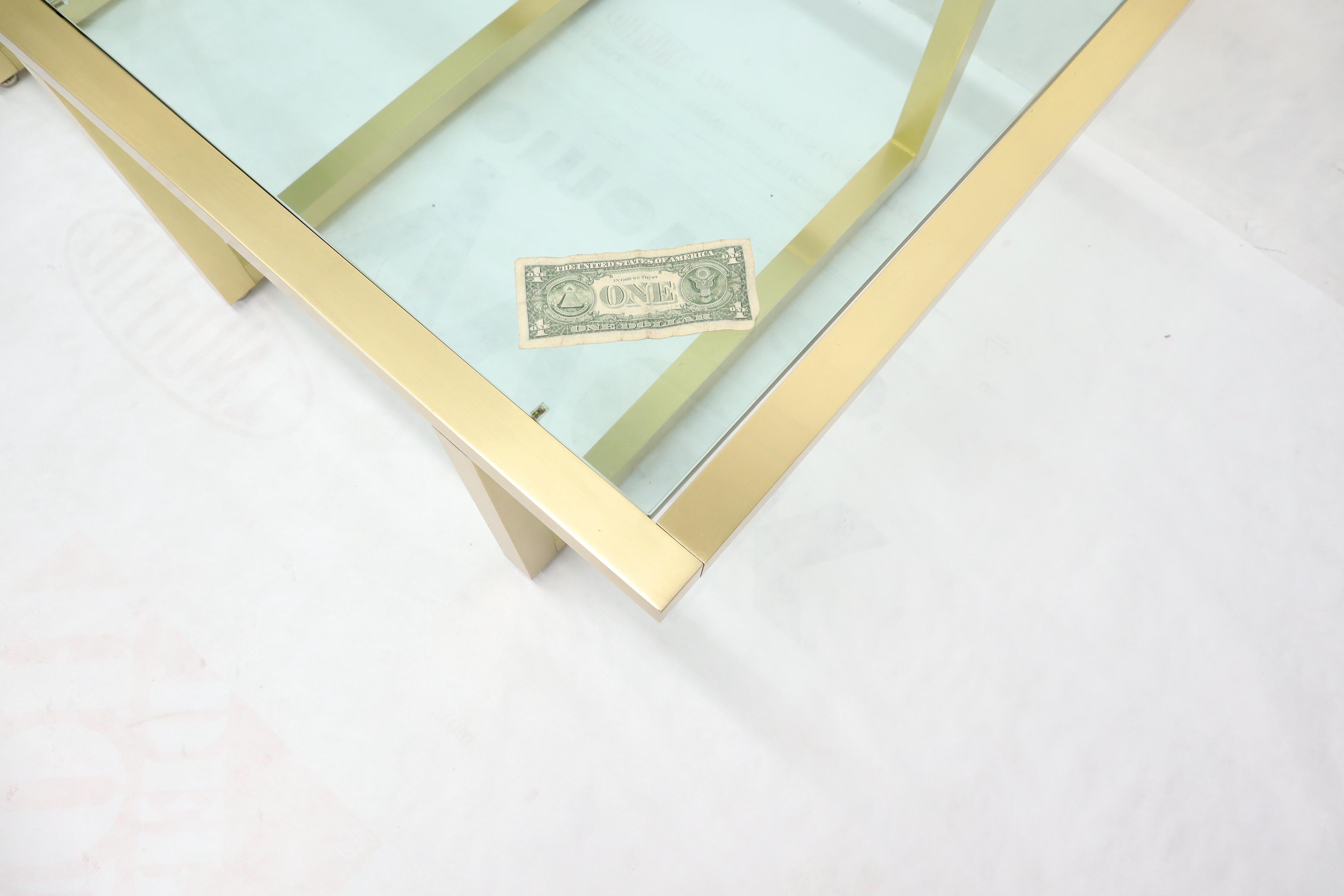 Table basse rectangulaire en forme de cadre en laiton avec base en verre et plateau en vente 1