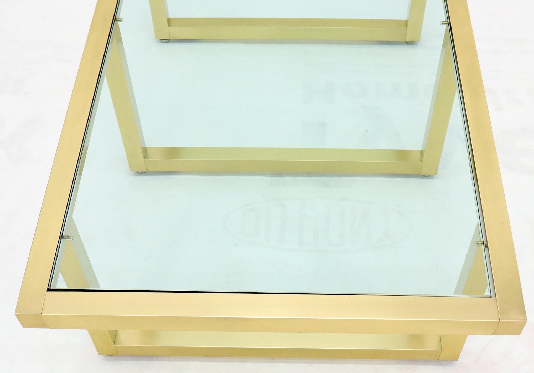 Table basse rectangulaire en forme de cadre en laiton avec base en verre et plateau en vente 2