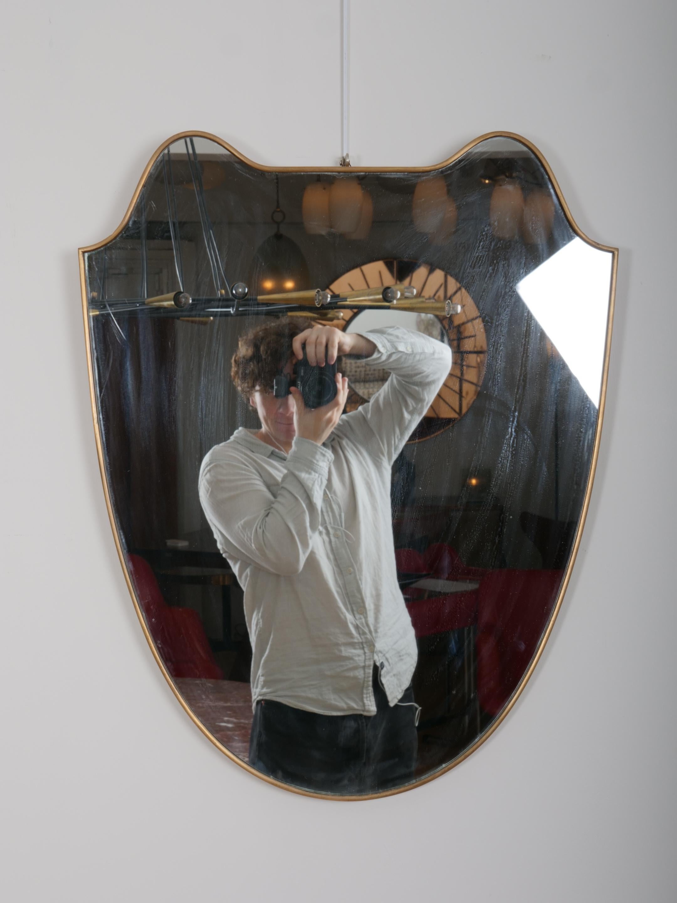 Miroir mural en forme de bouclier avec cadre en laiton de bonne qualité. Italie c1950

Plaque miroir avec un minimum d'ancienneté. Le laiton présente une belle patine d'origine.

