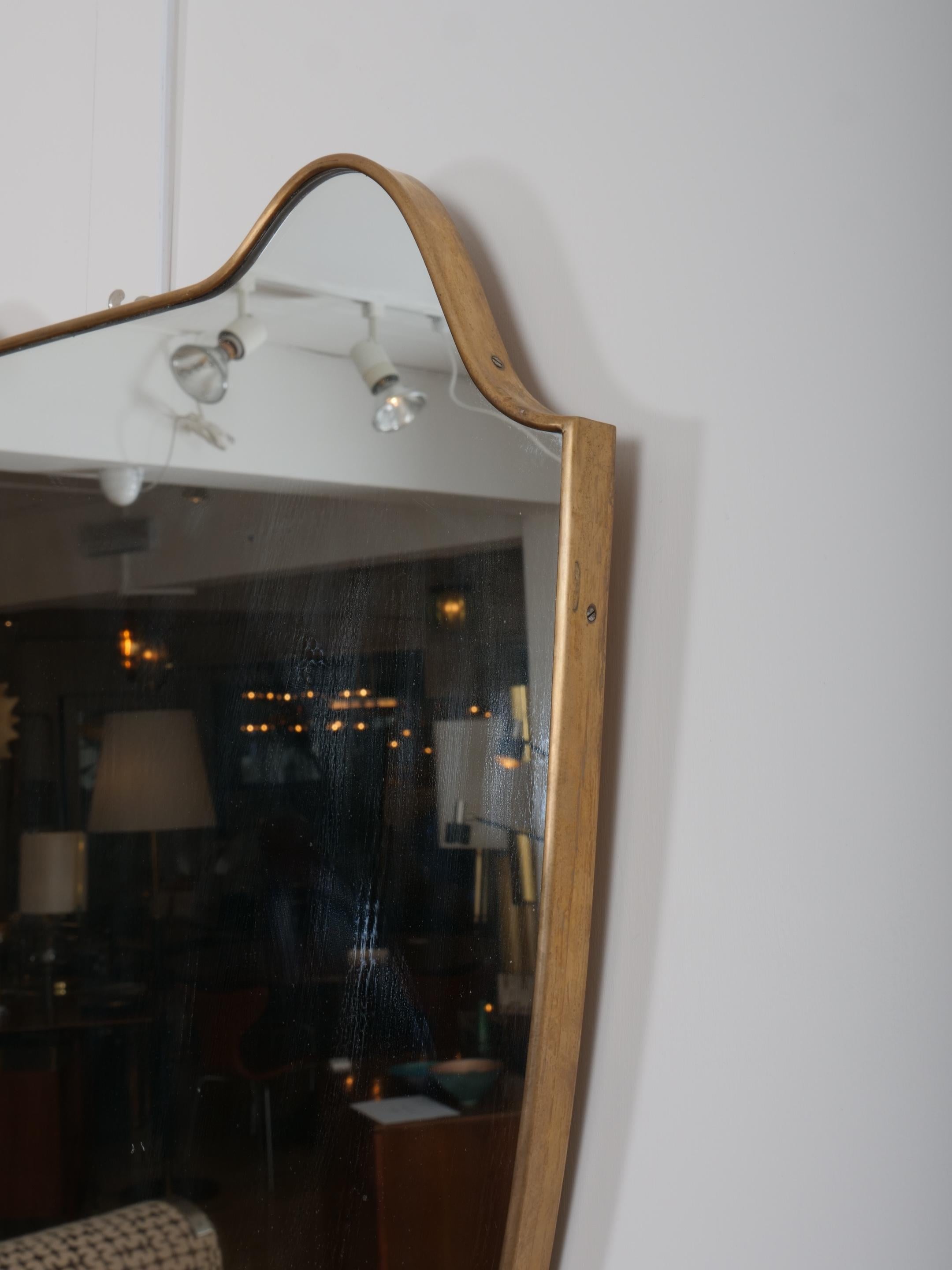 Miroir en forme de bouclier avec cadre en laiton. Italie c1950 Bon état - En vente à London, GB
