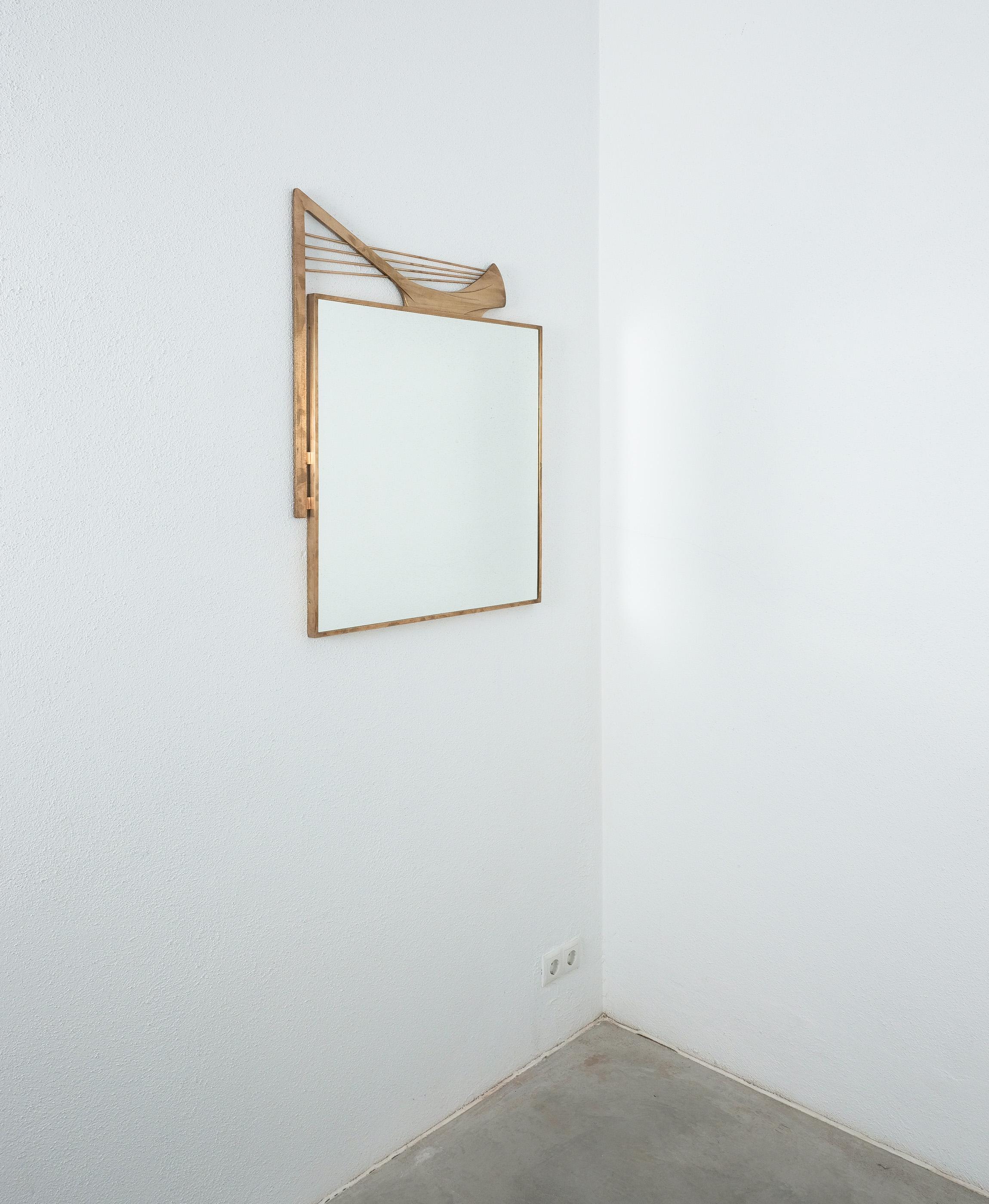 Wandspiegel mit Messingrahmen, Italien, 1955

Dynamisch komponierter Spiegel mit Messingrahmen aus den 1950er Jahren, der an den Stil von Karl Hagenauer erinnert. Sehr dekorativer Wandspiegel mit Messingornamenten, die auf abstrakte Weise an ein