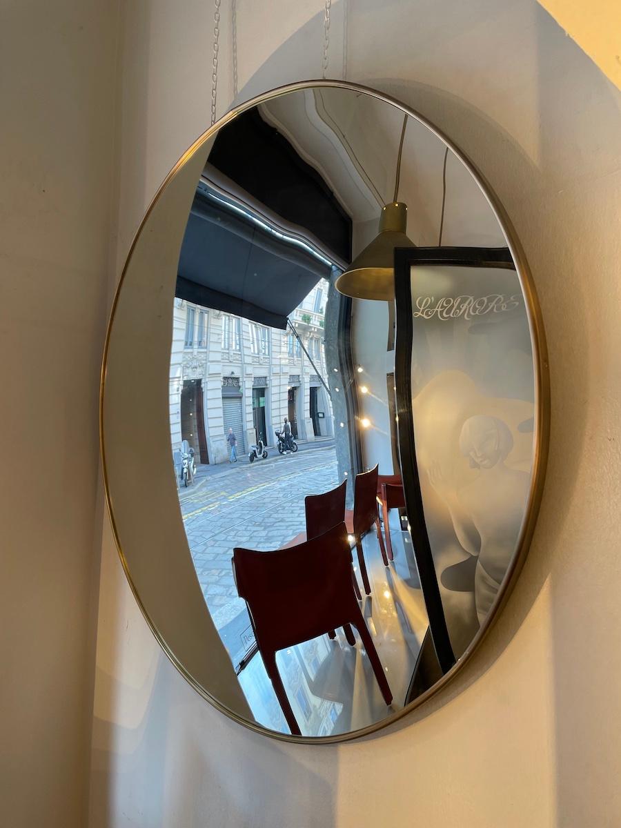 Espejo redondo convexo de reciente fabricación con cristal clásico.
El marco de latón presenta un borde elegante y refinado, que realza la pureza de su forma y el brillo del cristal.
El espejo que aparece en la foto tiene un diámetro de 120 cm x 5