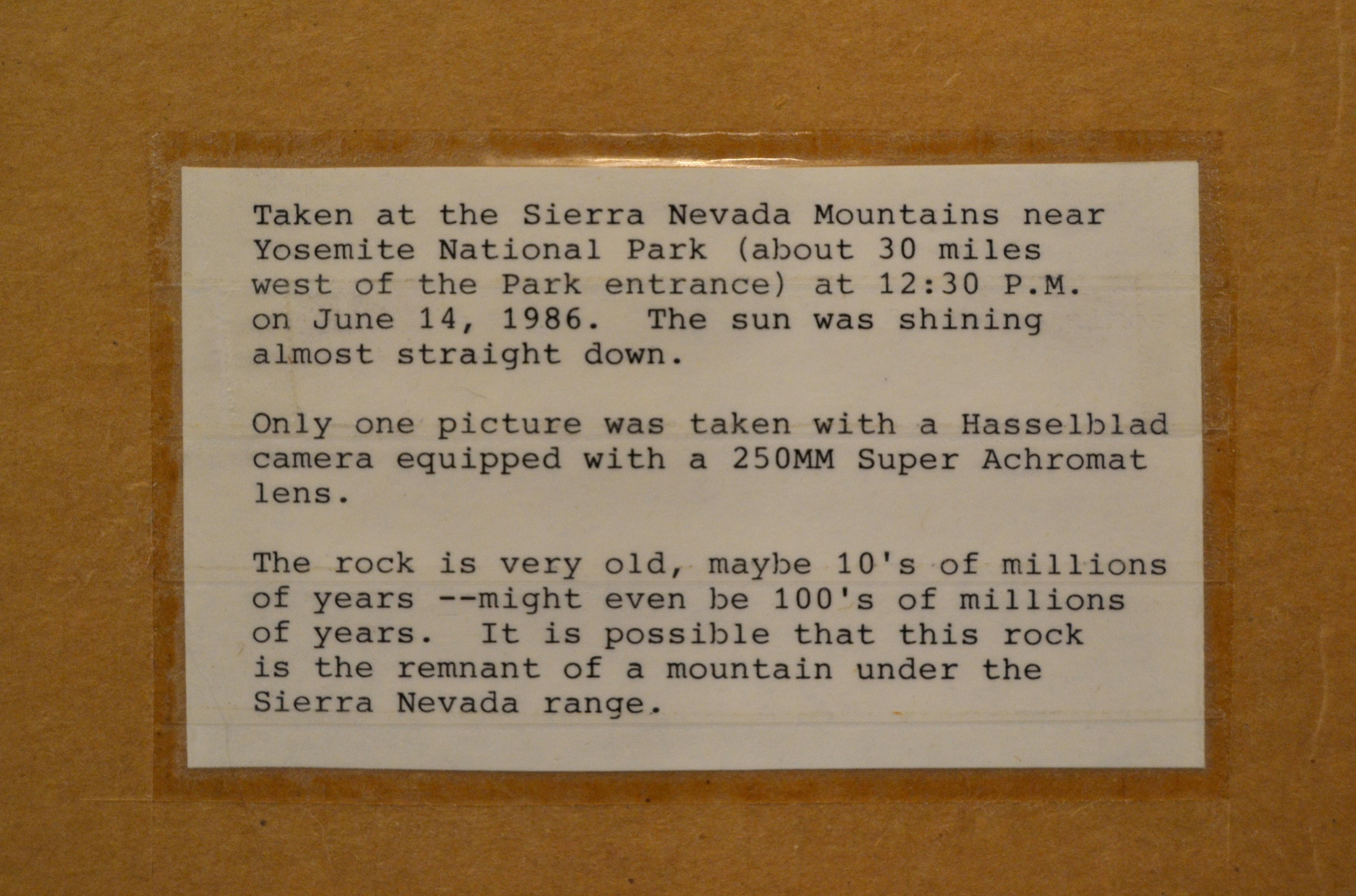 Image encadrée en laiton d'une roche des montagnes de la Sierra Nevada, parc national de Yosemite en vente 2