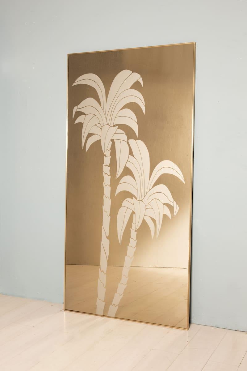 Spiegel mit Messingrahmen (L-Form 3 x 3 cm) und Bronzespiegel (Roseneffekt).

Die verspiegelte Oberfläche wurde mit einem Design aus zwei Palmen in Sandstrahltechnik verziert.

Dieses Exemplar misst H 212 x 107 m .

Es ist möglich, das gleiche Dekor
