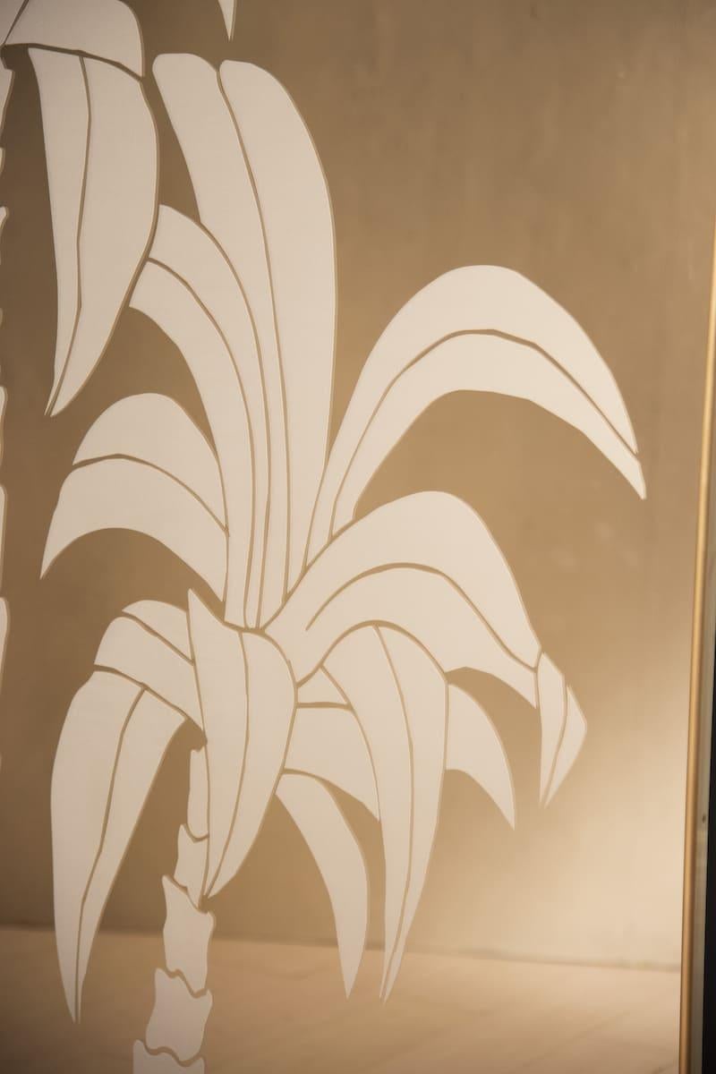 Laiton Miroir avec cadre en laiton, miroir en bronze et palmes en vente