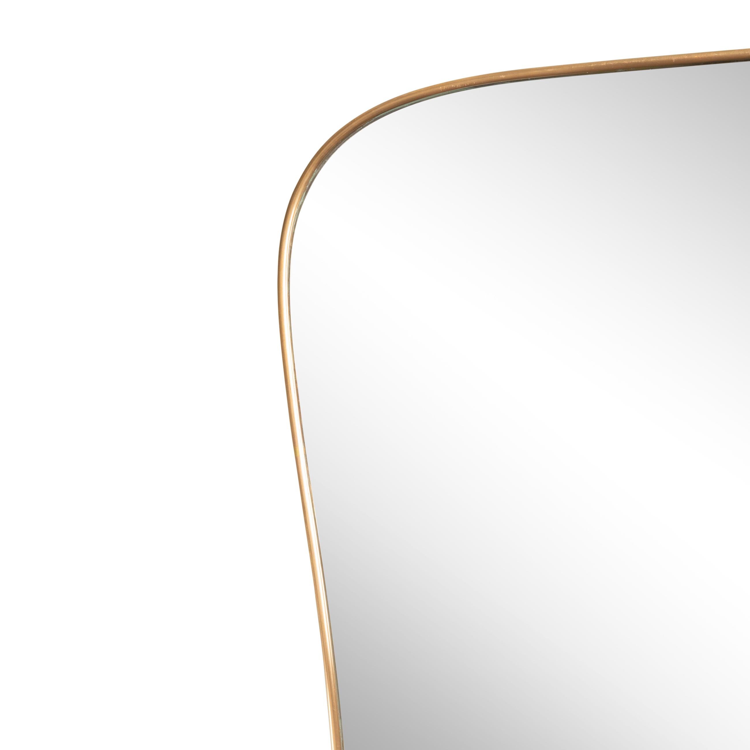 Brass Framed Mirror in the style of Gio Ponti
Italy, circa 1950. 

Dimensions, Measures: 

Hauteur / Height : 100 cm / 39.3 inch 
Largeur / Width : 57,5 cm / 22.4 inch 
Profondeur / Depth : 2,5 cm /0, 98 inch.
 