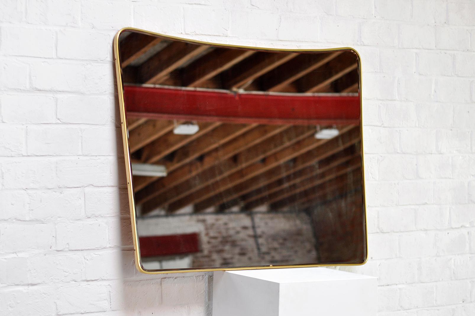 A large vintage brass Framed mirror in the style of Gio Ponti.
Beautiful curved edges.
Italy, circa 1960.'s
2 small chips at the edge of the mirrored crystal glass. 