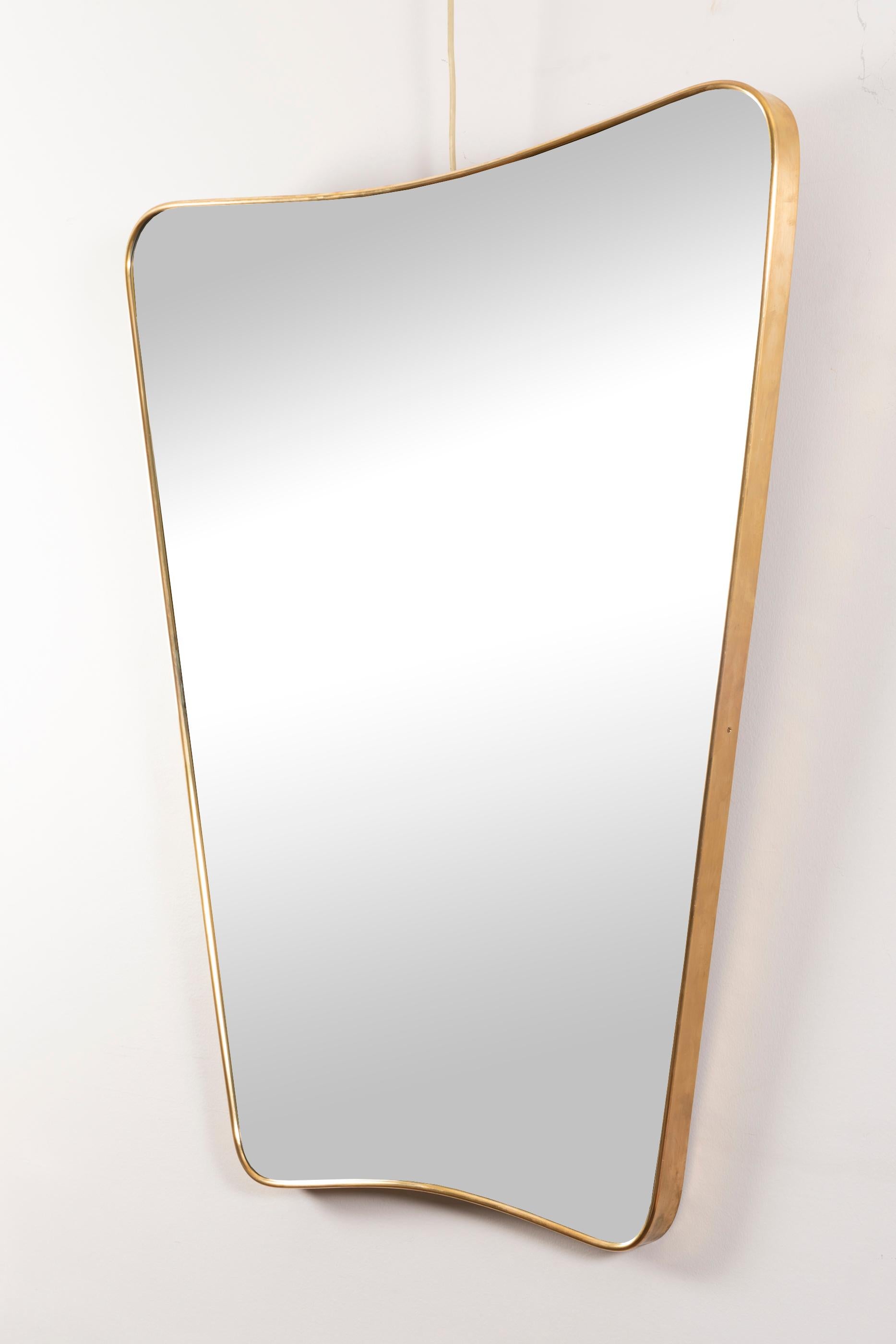Wall mirror, brass frame,
in the style of Gio Ponti,
Italy, circa 1955. 

Measures: H 91 cm (28.3 in.)
W 80 cm (18.1 in.)
D 3 cm (1.18 in.)