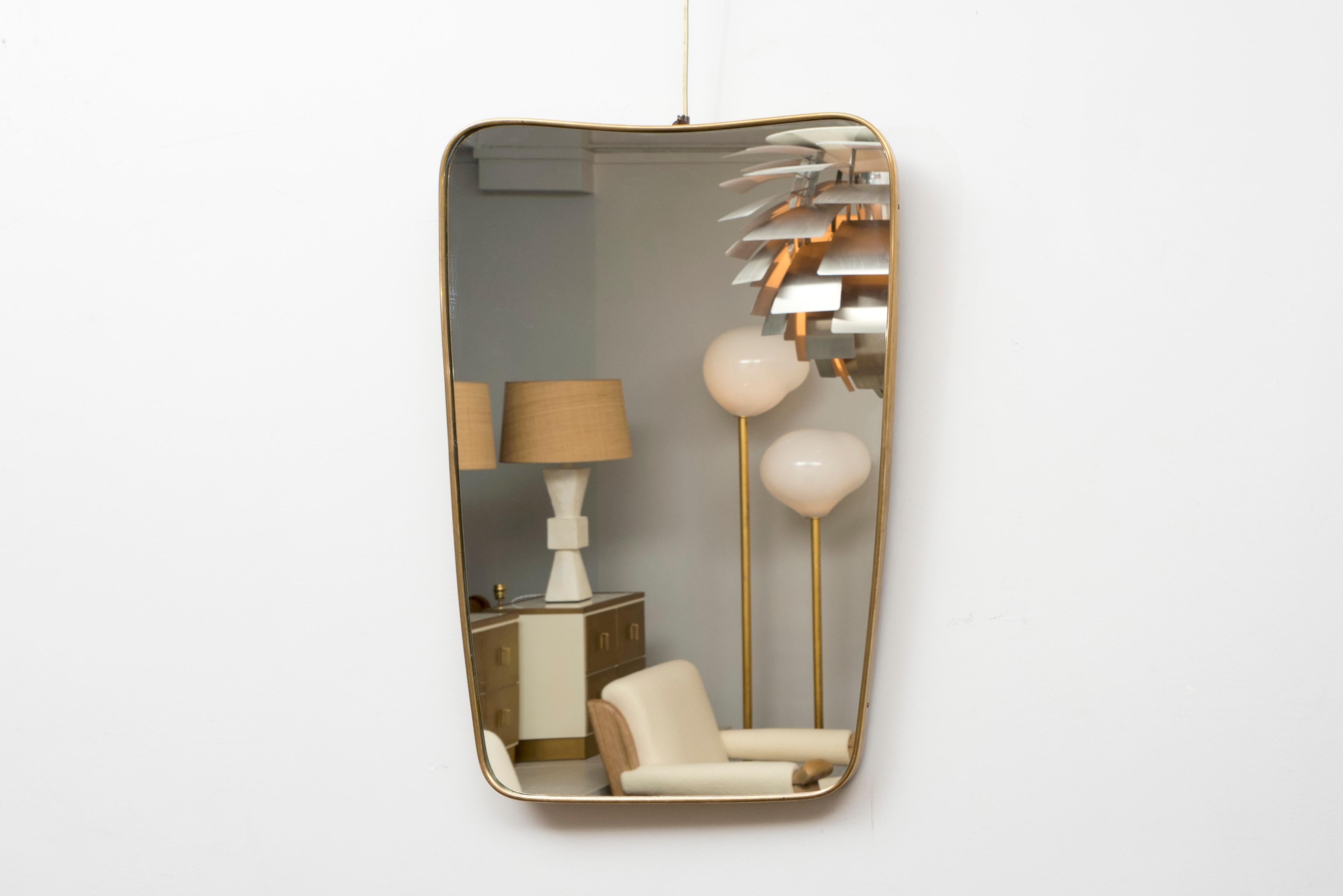 Wall mirror, brass frame, 
in the style of Gio Ponti, 
Italy, circa 1955. 

Measures: 
H : 69 cm (27.1 in.)
W : 49.5 cm (19.5 in.)
D : 2.5 cm ( 1.0 in.).