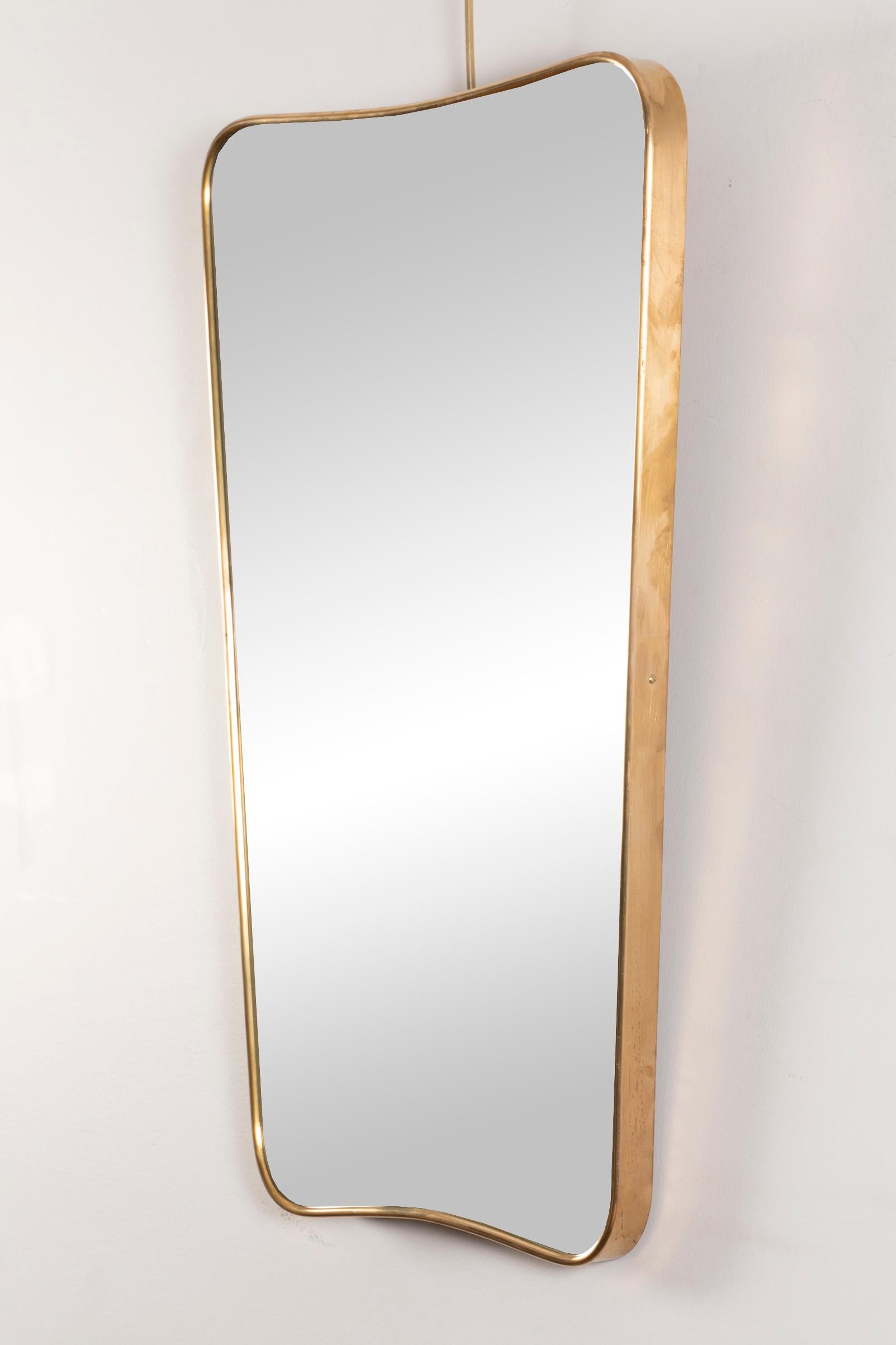 Wall mirror, brass frame, 
in the style of Gio Ponti, 
Italy, circa 1955. 

Measures: H 72 cm (28.3 in.) 
W 46 cm (18.1 in.)
D 3 cm (1.18 in.)