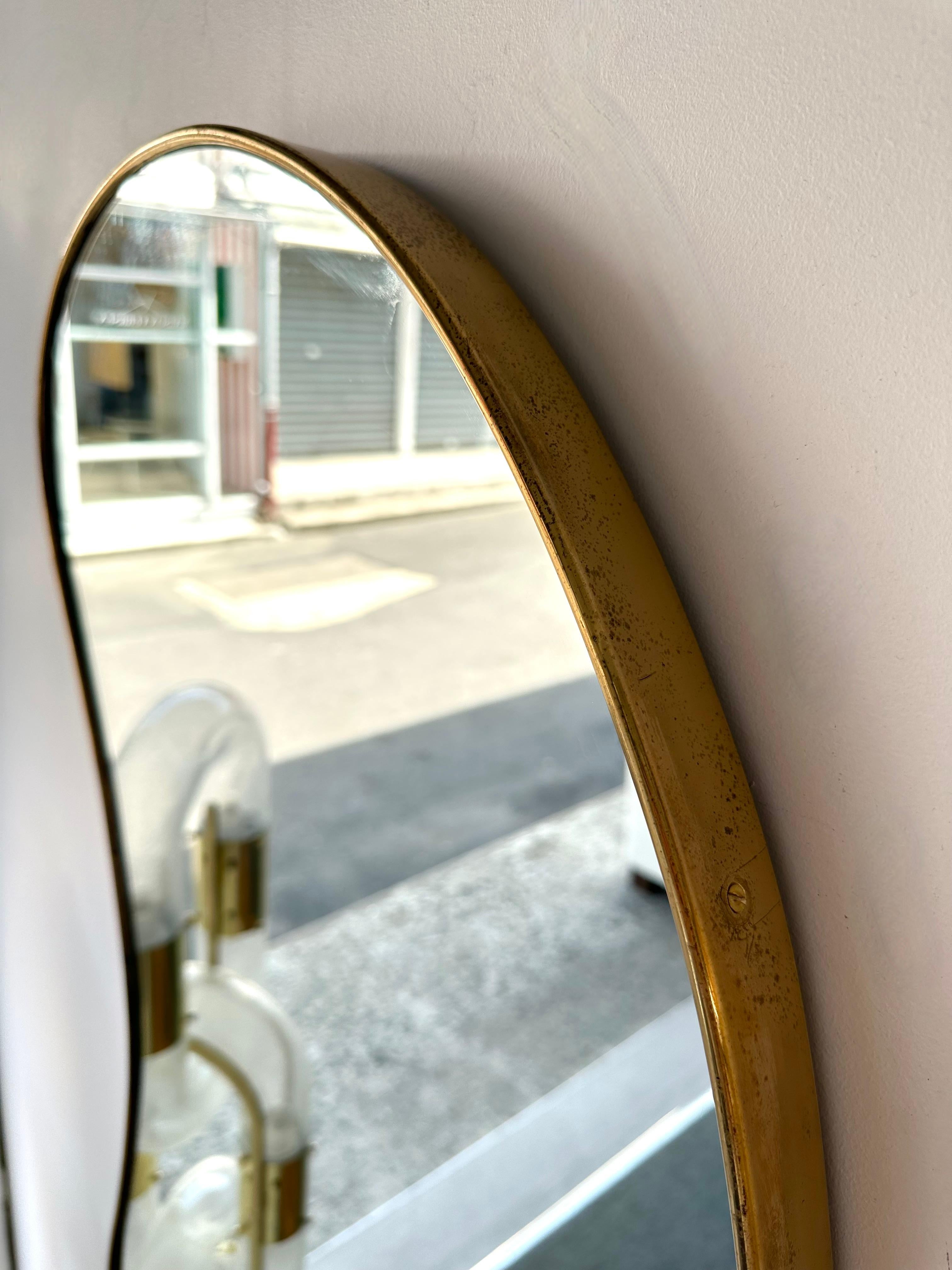 Laiton Miroir Haricot en laiton de forme libre. Italie, années 1950 en vente