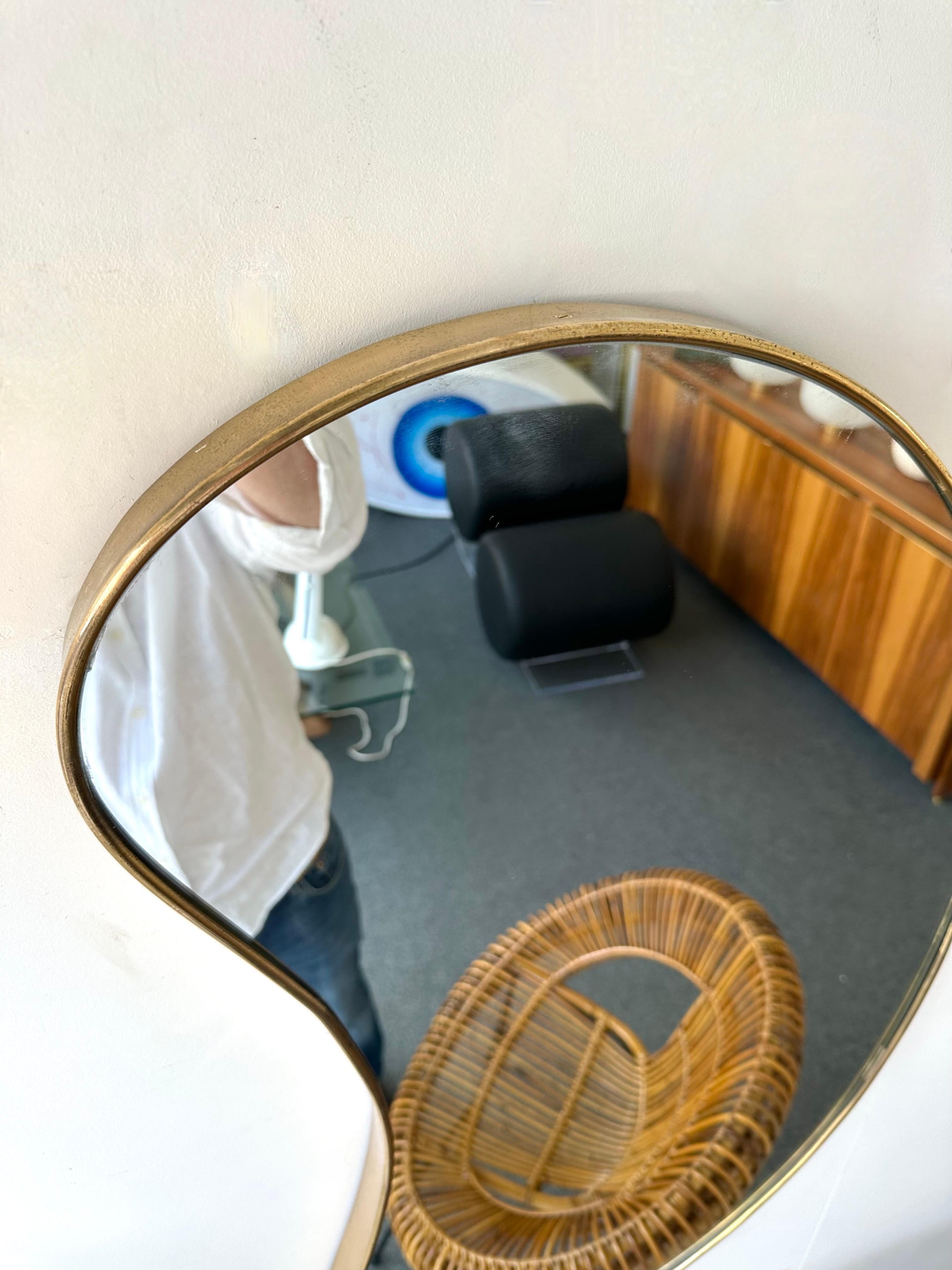 Miroir Haricot en laiton de forme libre. Italie, années 1950 en vente 1