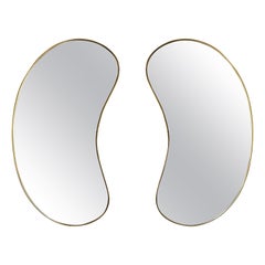 Miroir Haricot en laiton de forme libre. Italie, années 1950