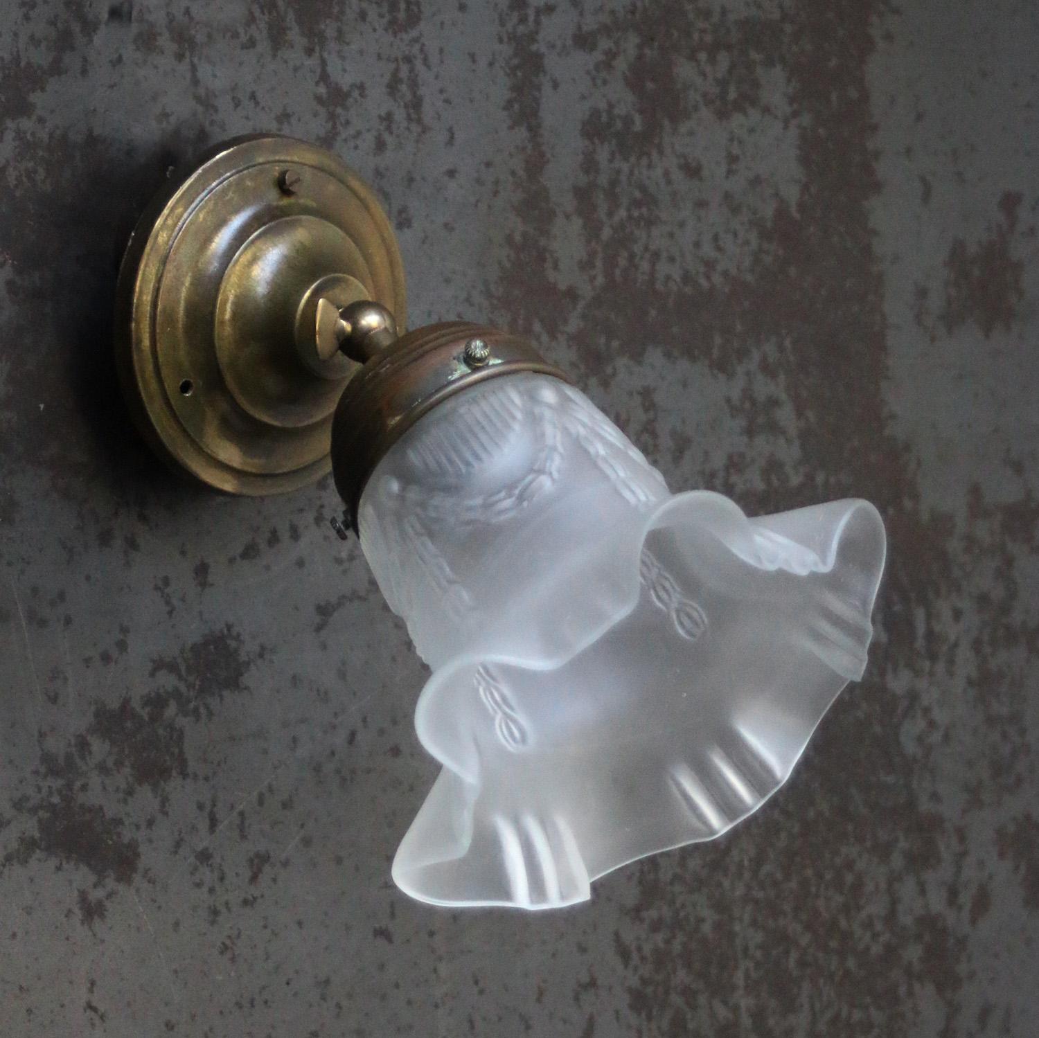 Lampada da parete Art Nouveau francese in ottone con vetro smerigliato in vendita 4