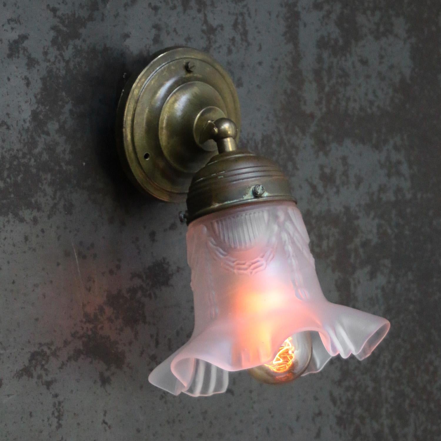 Applique in vetro francese / montaggio a incasso.
Porta lampadina in metallo con supporto in vetro in ottone.
Paralume in vetro smerigliato.

Piastra da soffitto/parete in ottone: diametro di 10 cm

Peso: 0,65 kg / 1,4 lb

Prezzo per singolo