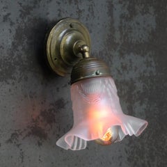 Lampada da parete Art Nouveau francese in ottone con vetro smerigliato