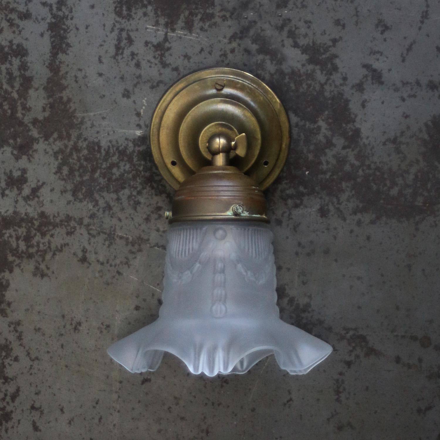 Francese Lampada da parete Art Nouveau francese in ottone con vetro smerigliato in vendita