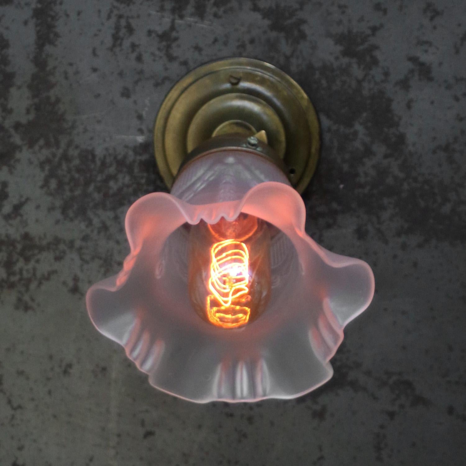 Satinato Lampada da parete Art Nouveau francese in ottone con vetro smerigliato in vendita
