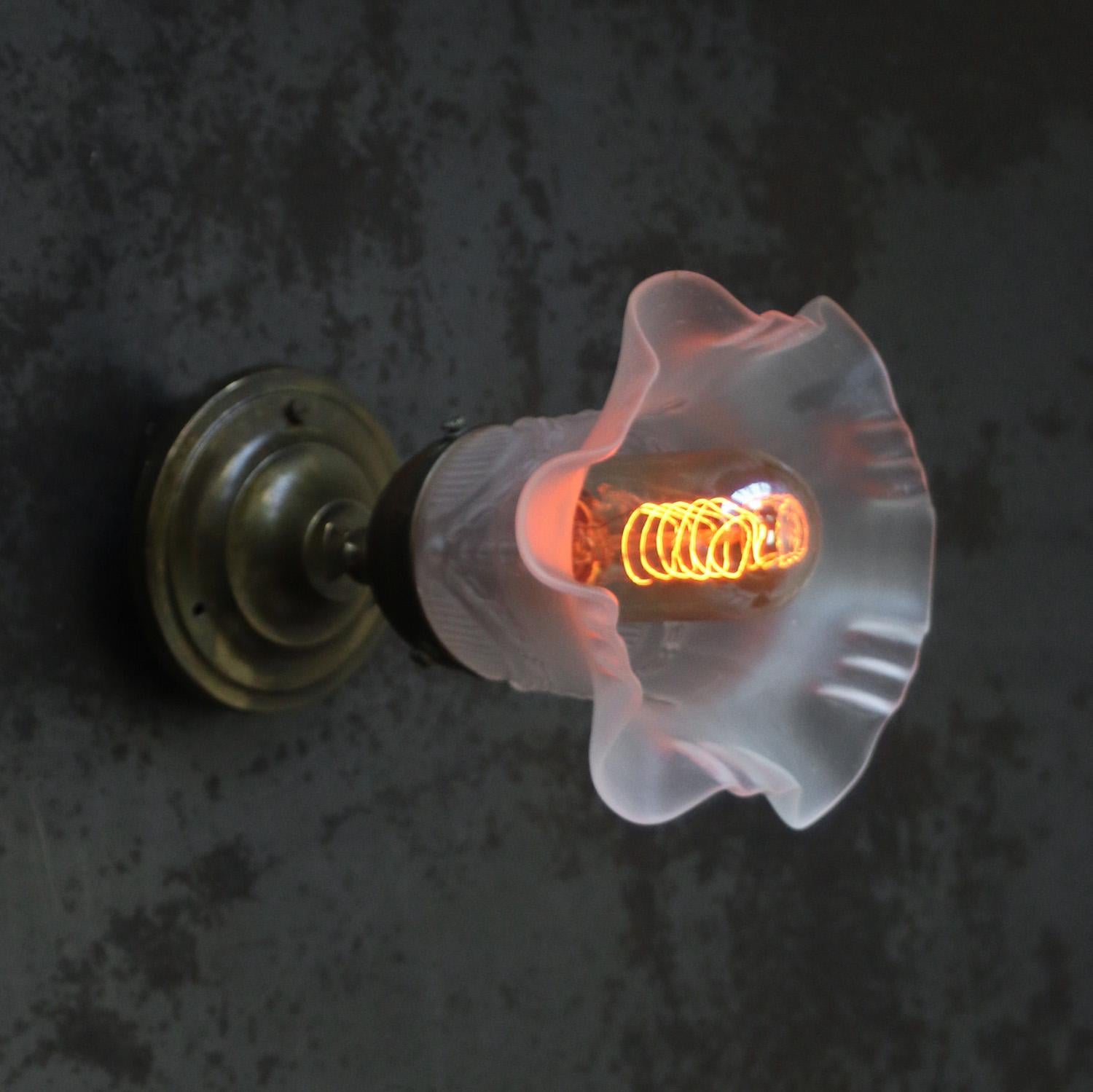 Lampada da parete Art Nouveau francese in ottone con vetro smerigliato In condizioni buone in vendita a Amsterdam, NL